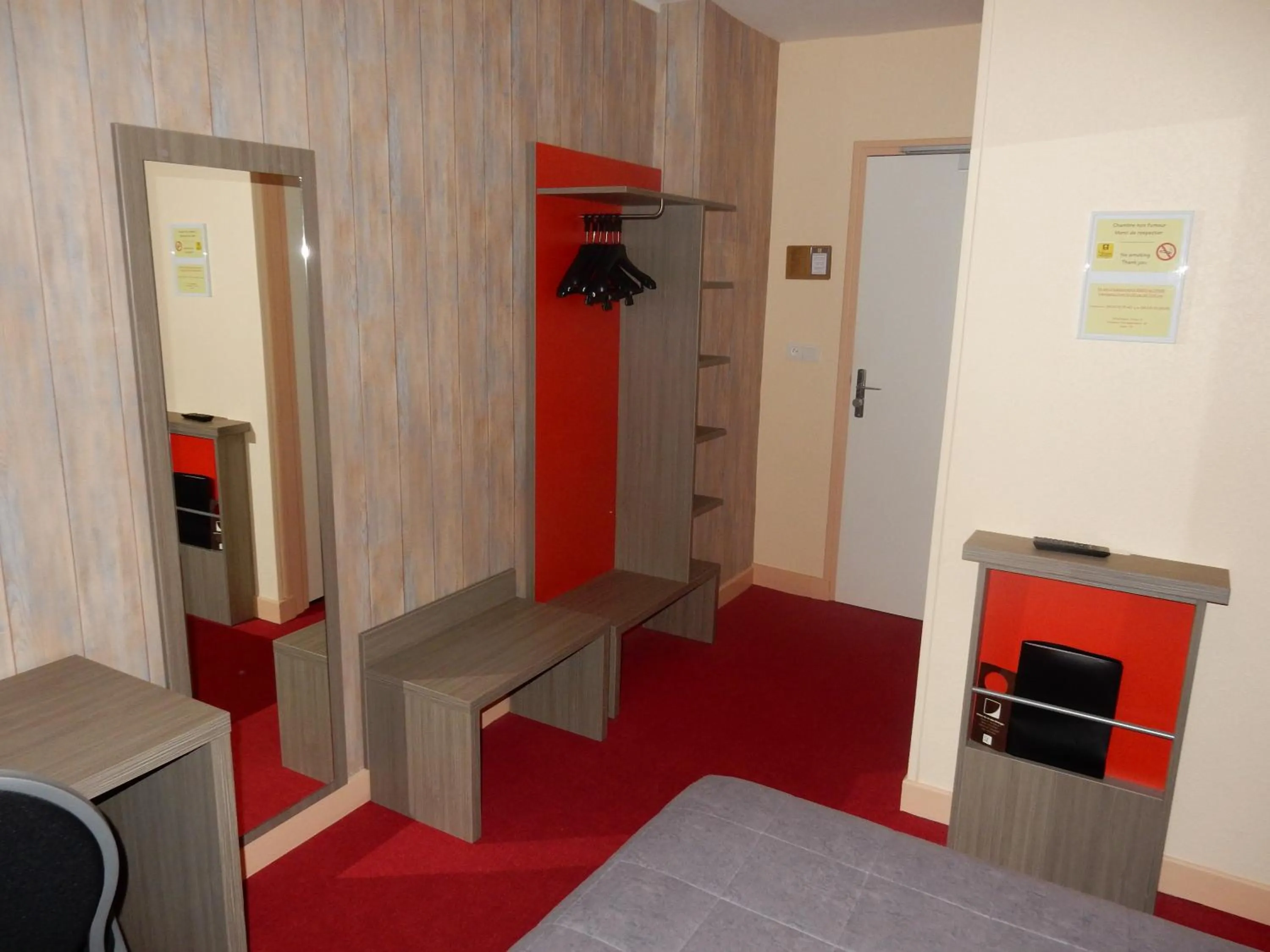 Bed in Logis Hôtel Saint-Hubert