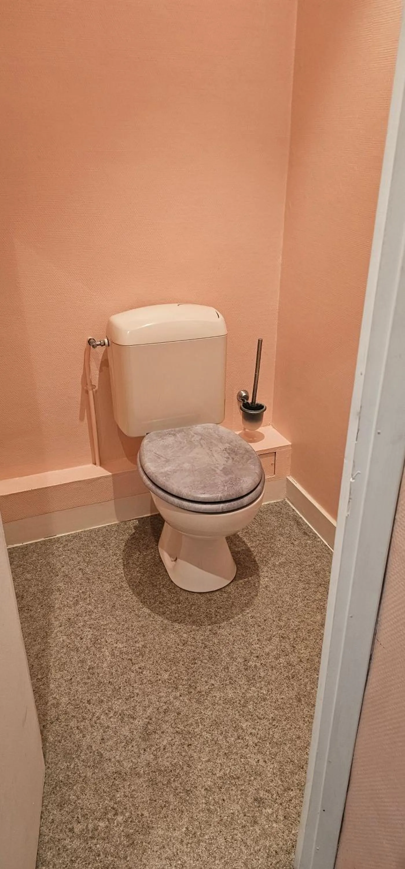 Toilet in Logis Hôtel Saint-Hubert