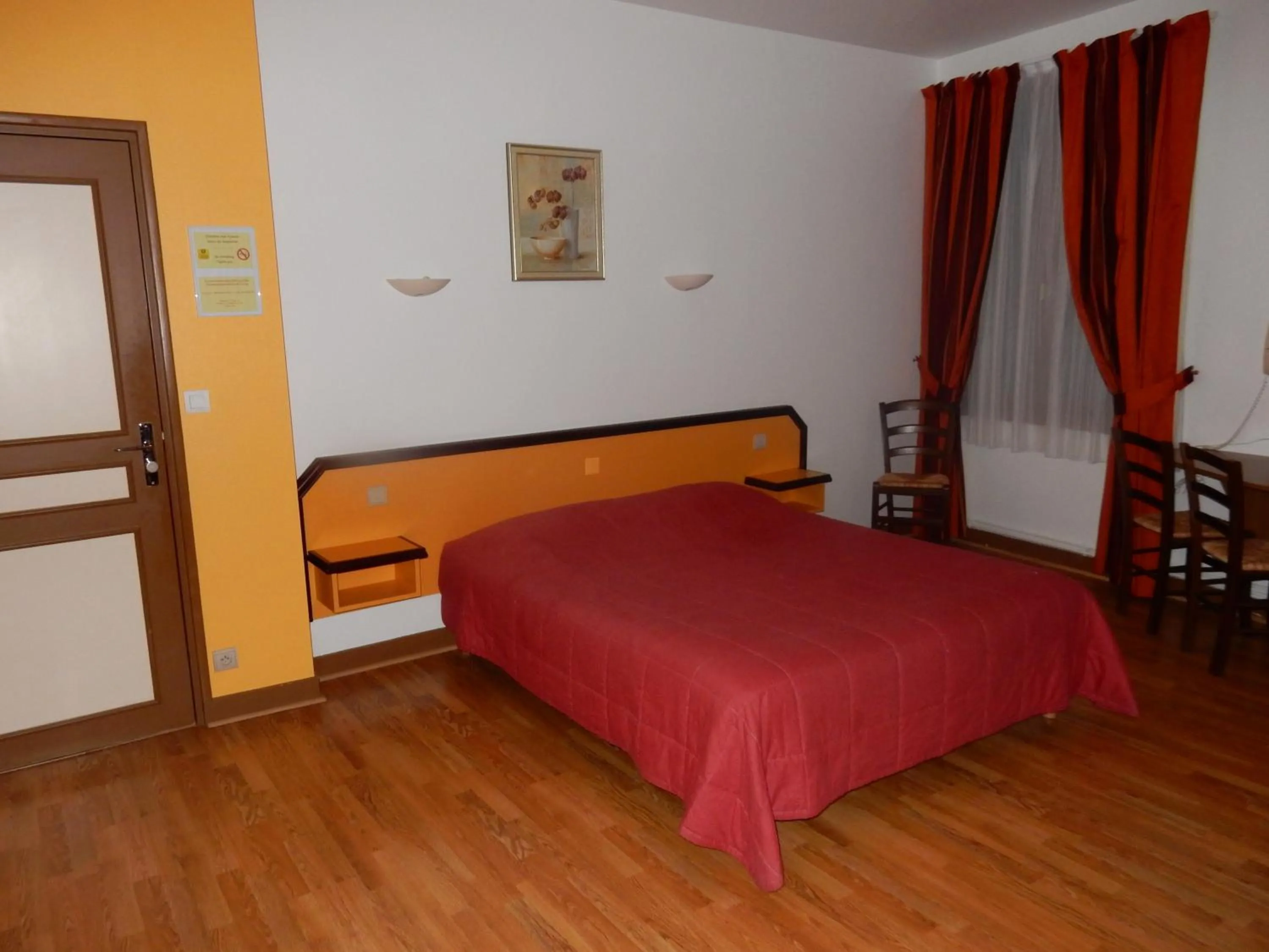 Bedroom, Bed in Logis Hôtel Saint-Hubert