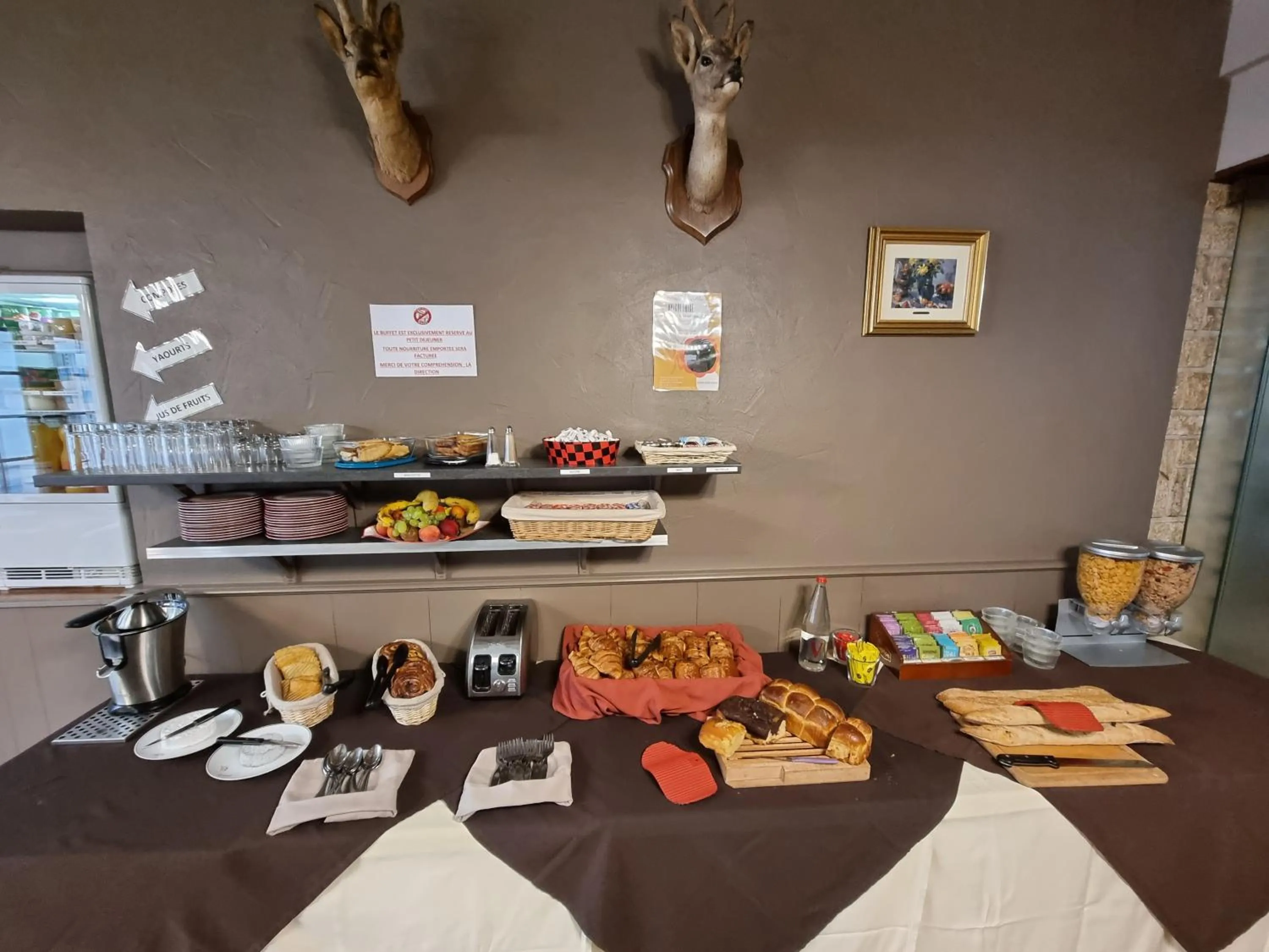 Continental breakfast in Logis Hôtel Saint-Hubert