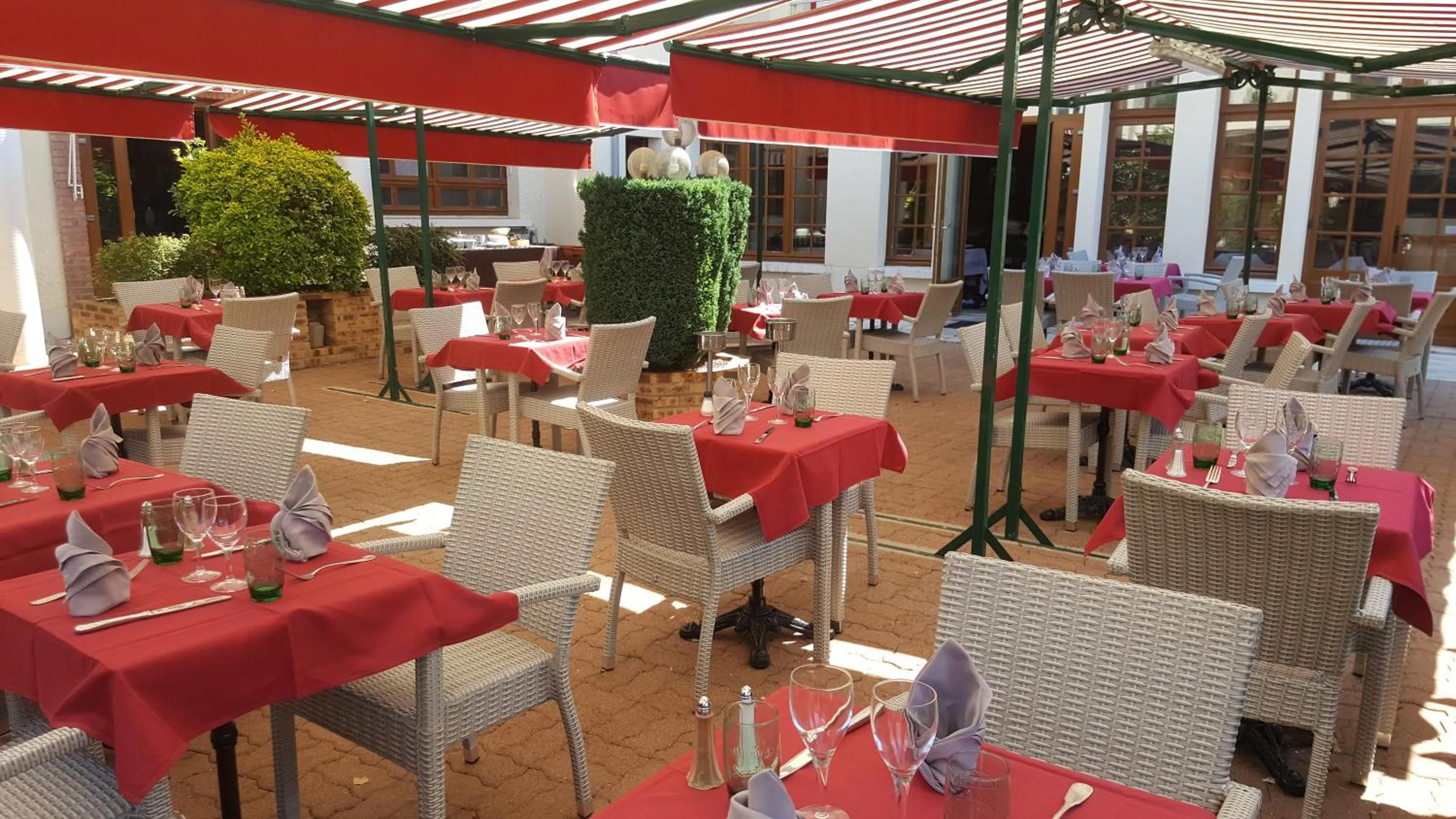 Patio in Logis Hôtel Saint-Hubert