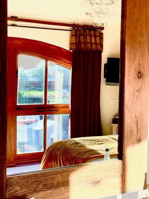 Bedroom, Bed in Oak Tree Inn