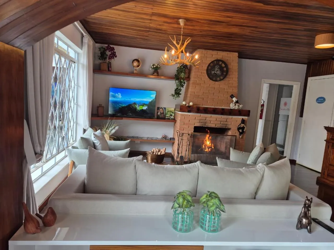 Communal lounge/ TV room in Pousada Vila Tio Lé