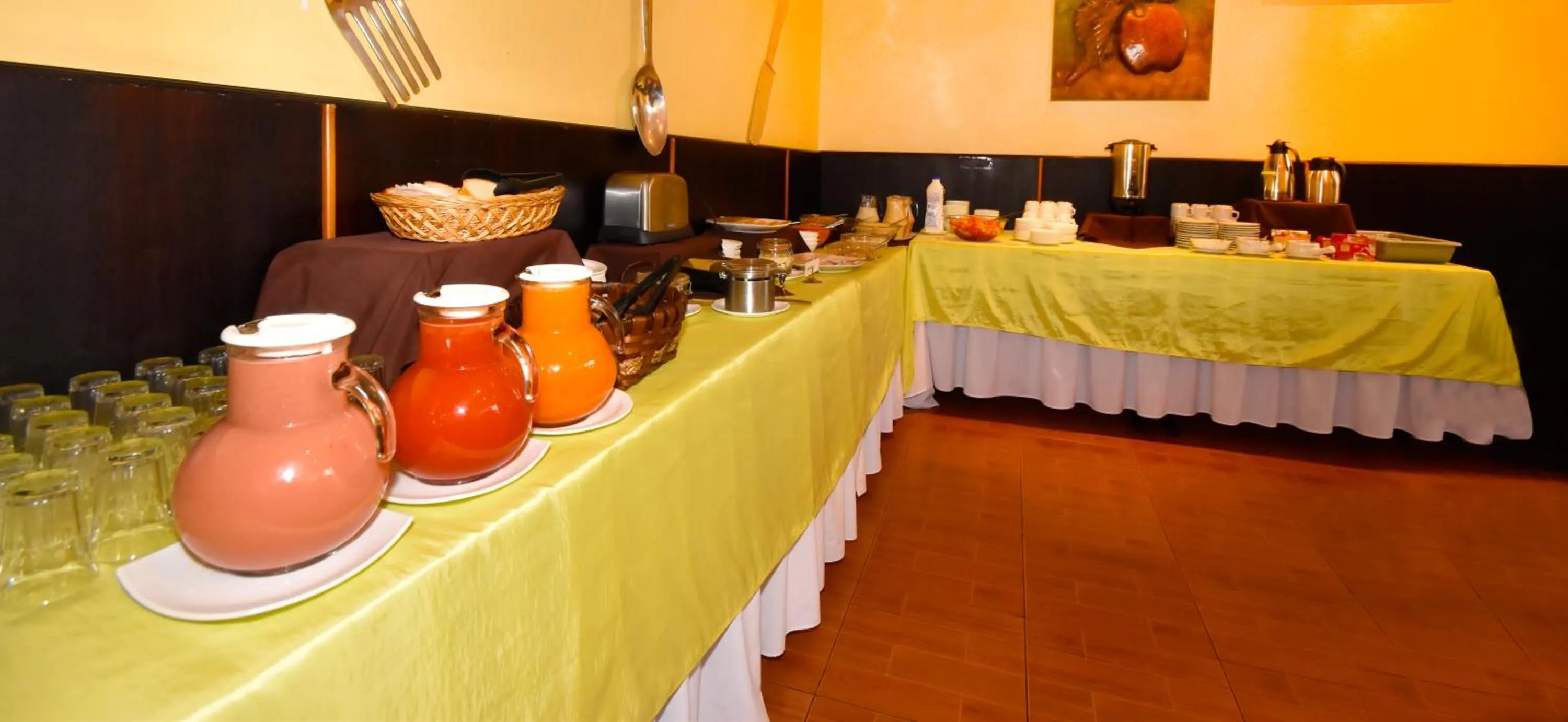 Restaurant/places to eat in Hotel Montecarlo