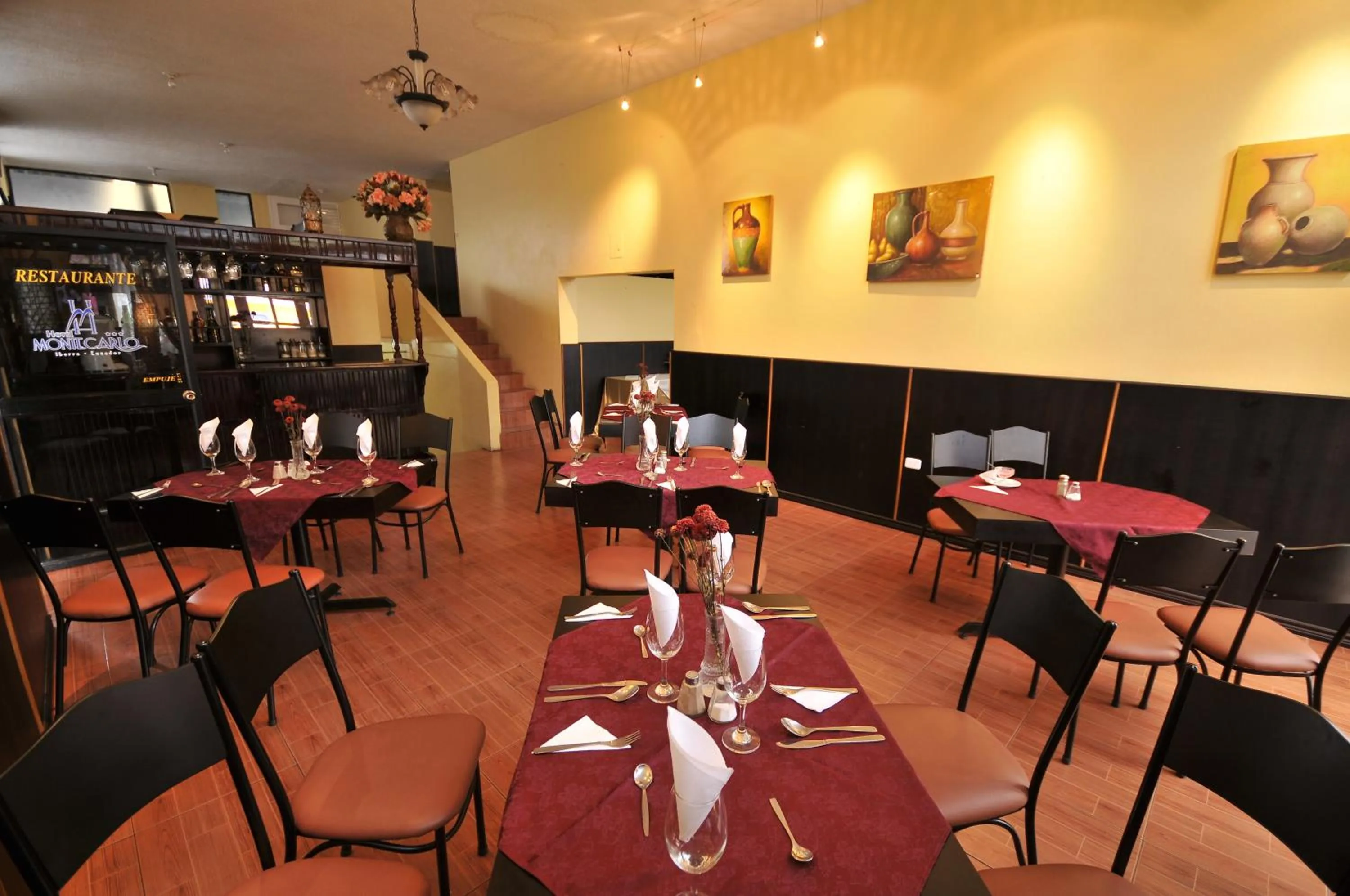 Restaurant/places to eat in Hotel Montecarlo