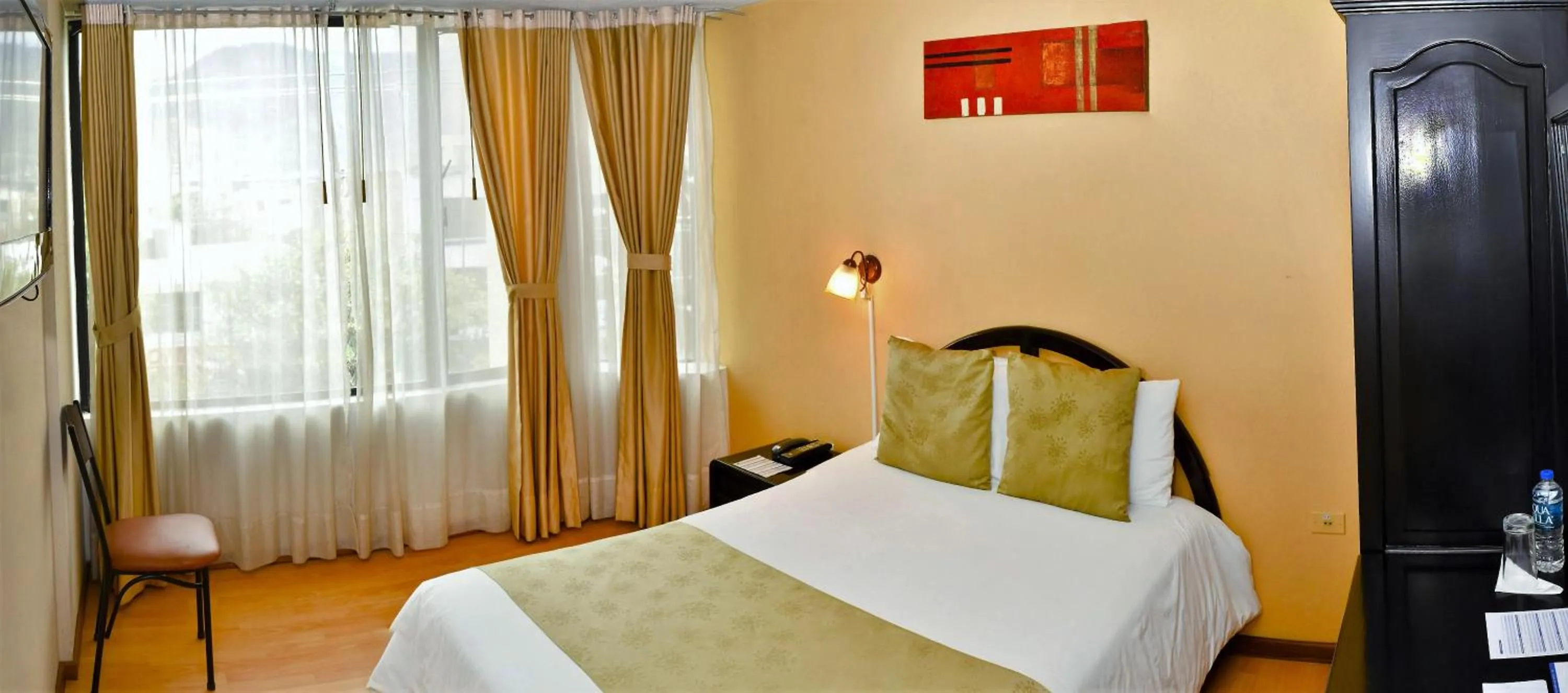 Staff, Bed in Hotel Montecarlo