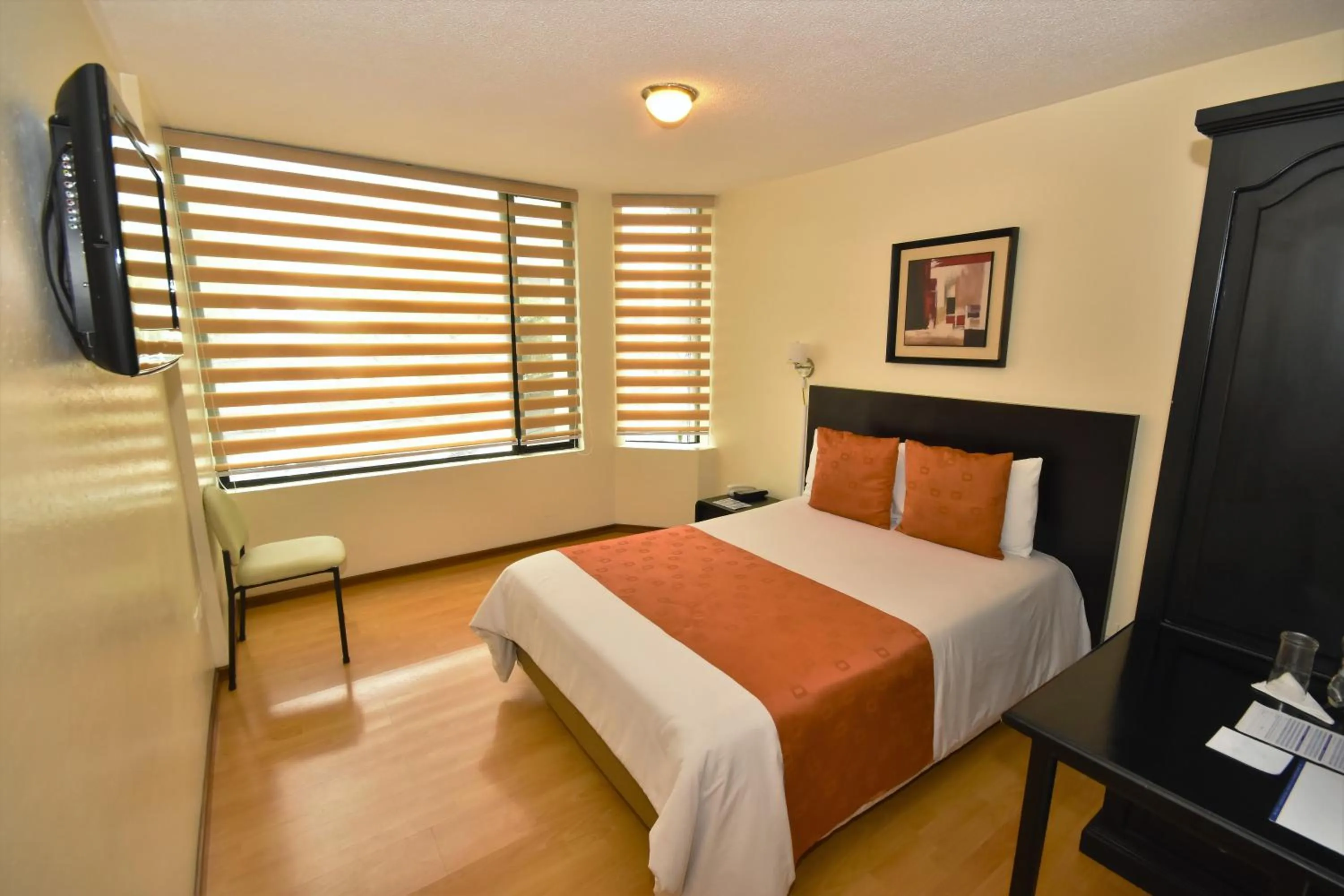 Photo of the whole room, Bed in Hotel Montecarlo