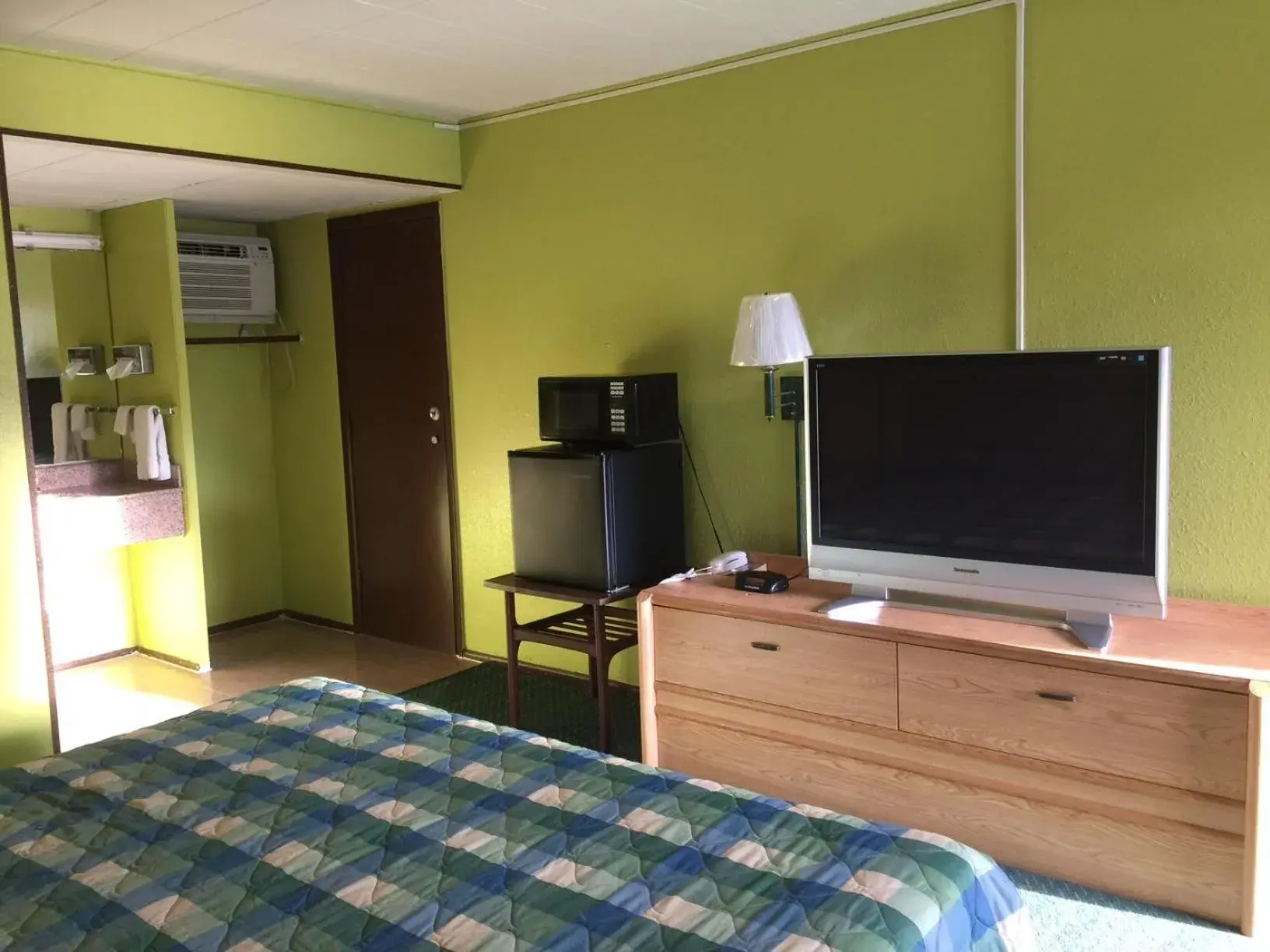 King Room - Non-Smoking in Statesman Inn King Room - Non-Smoking in Statesman Inn