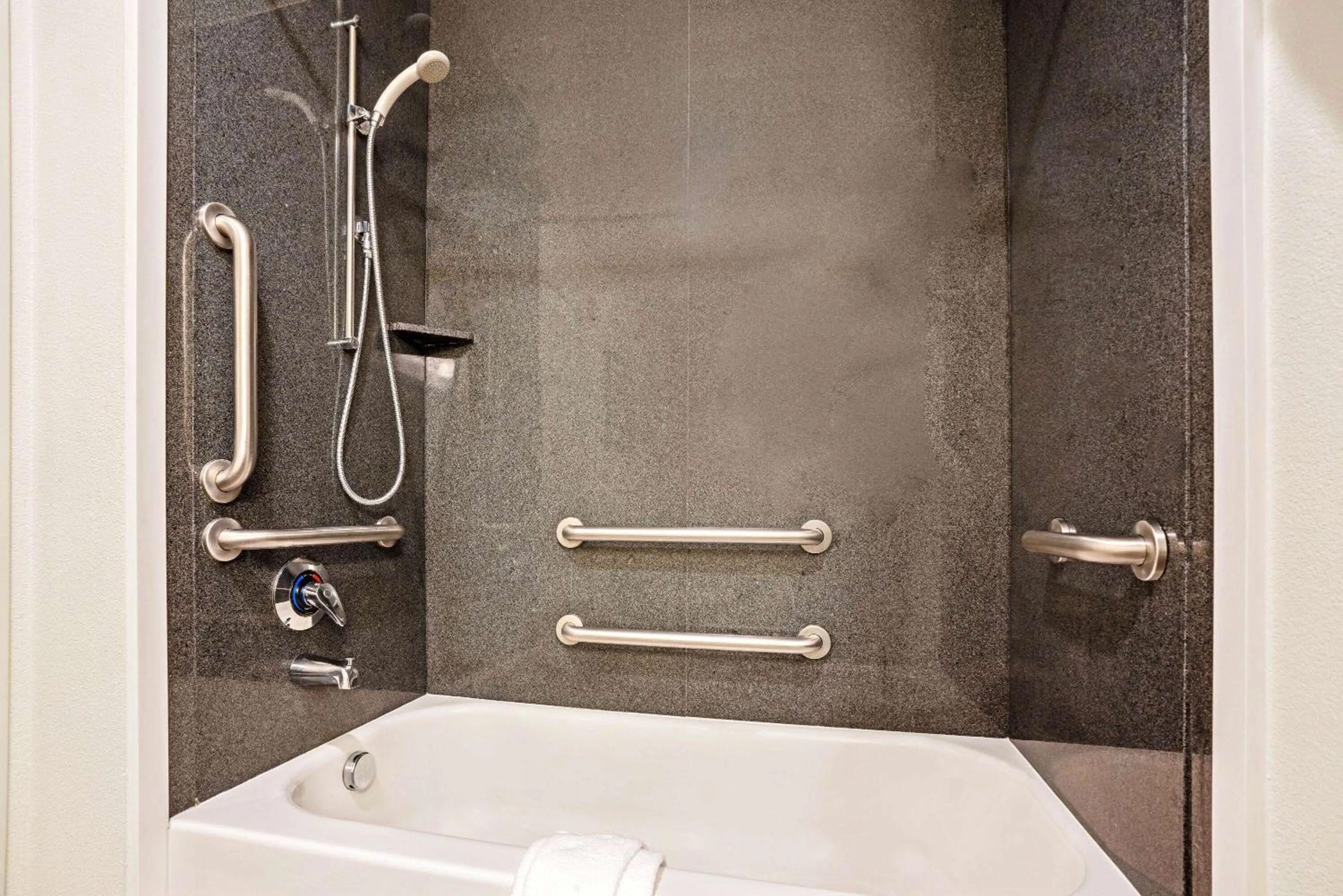 Bathroom in La Quinta by Wyndham Tumwater - Olympia