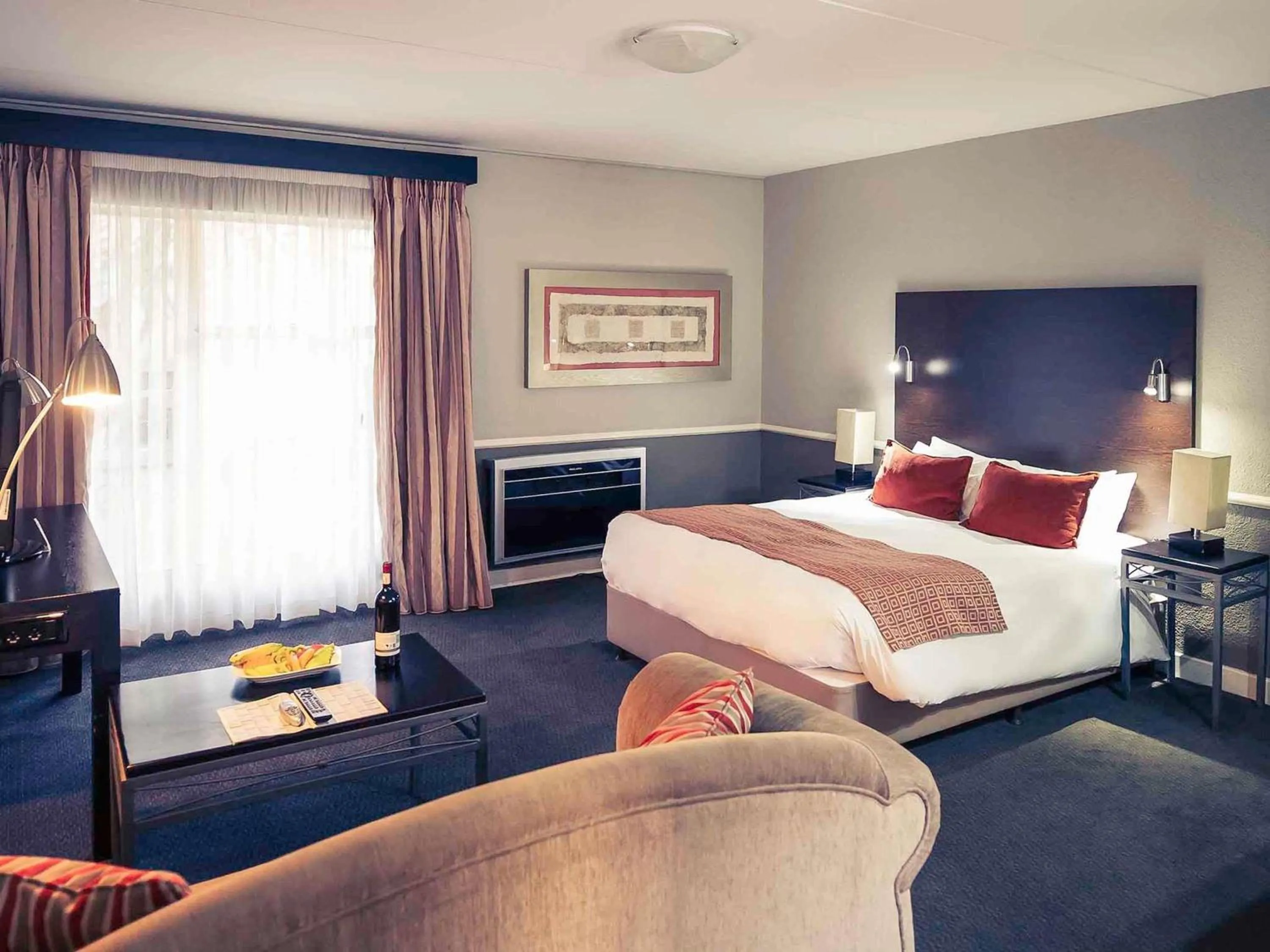 Bedroom, Bed in Mercure Hotel Nelspruit