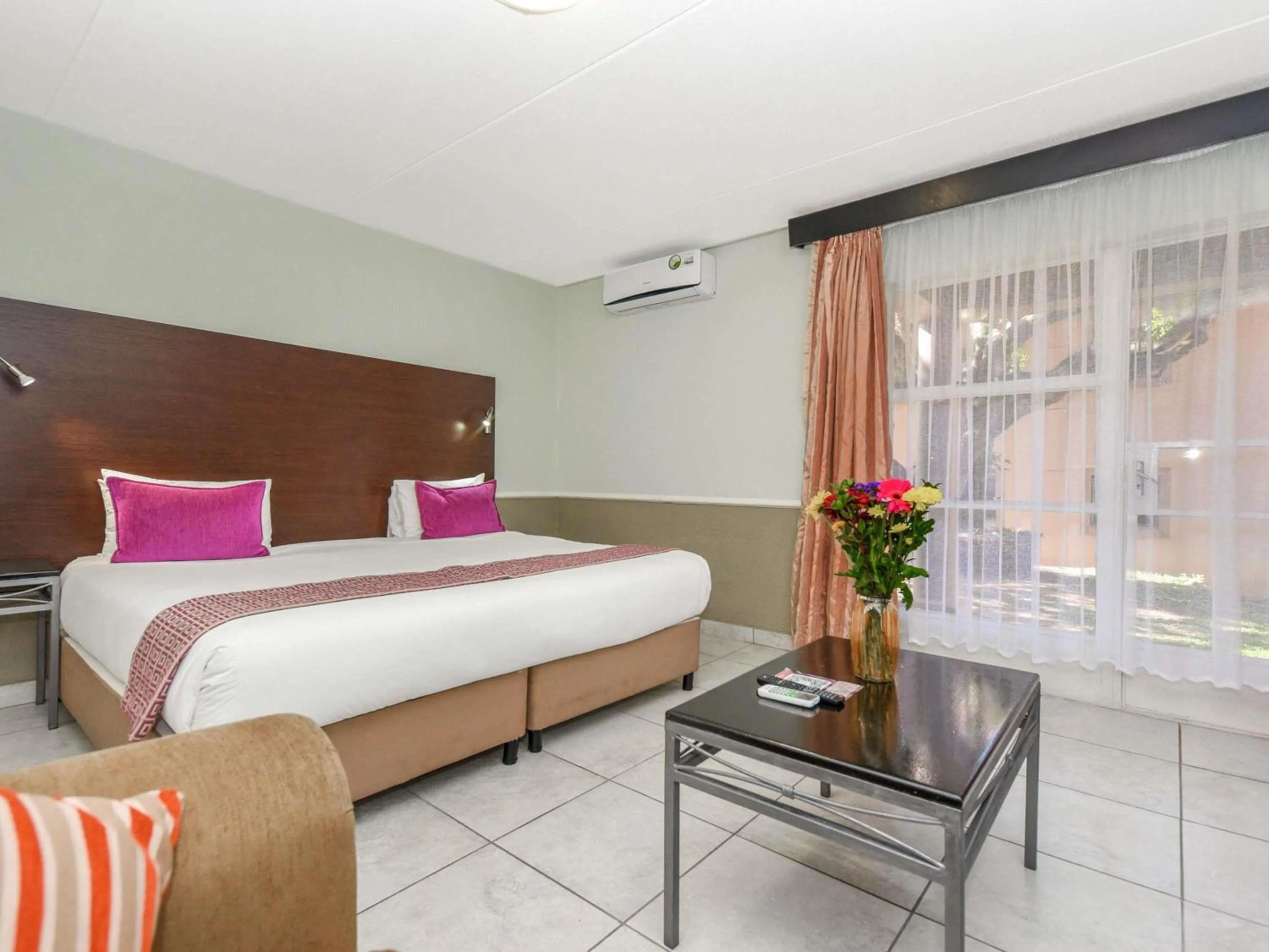 Bedroom, Bed in Mercure Hotel Nelspruit