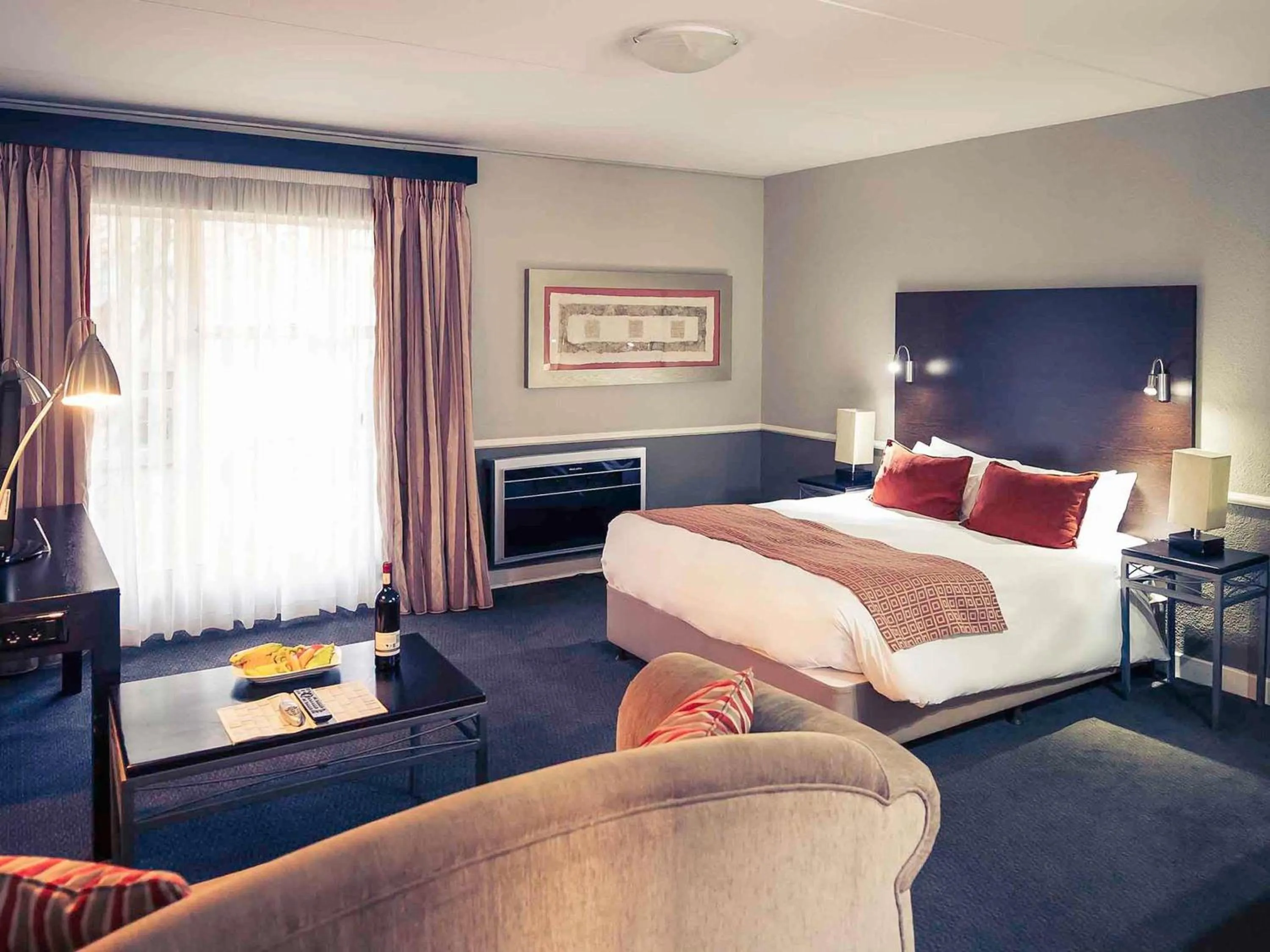 Bedroom, Bed in Mercure Hotel Nelspruit