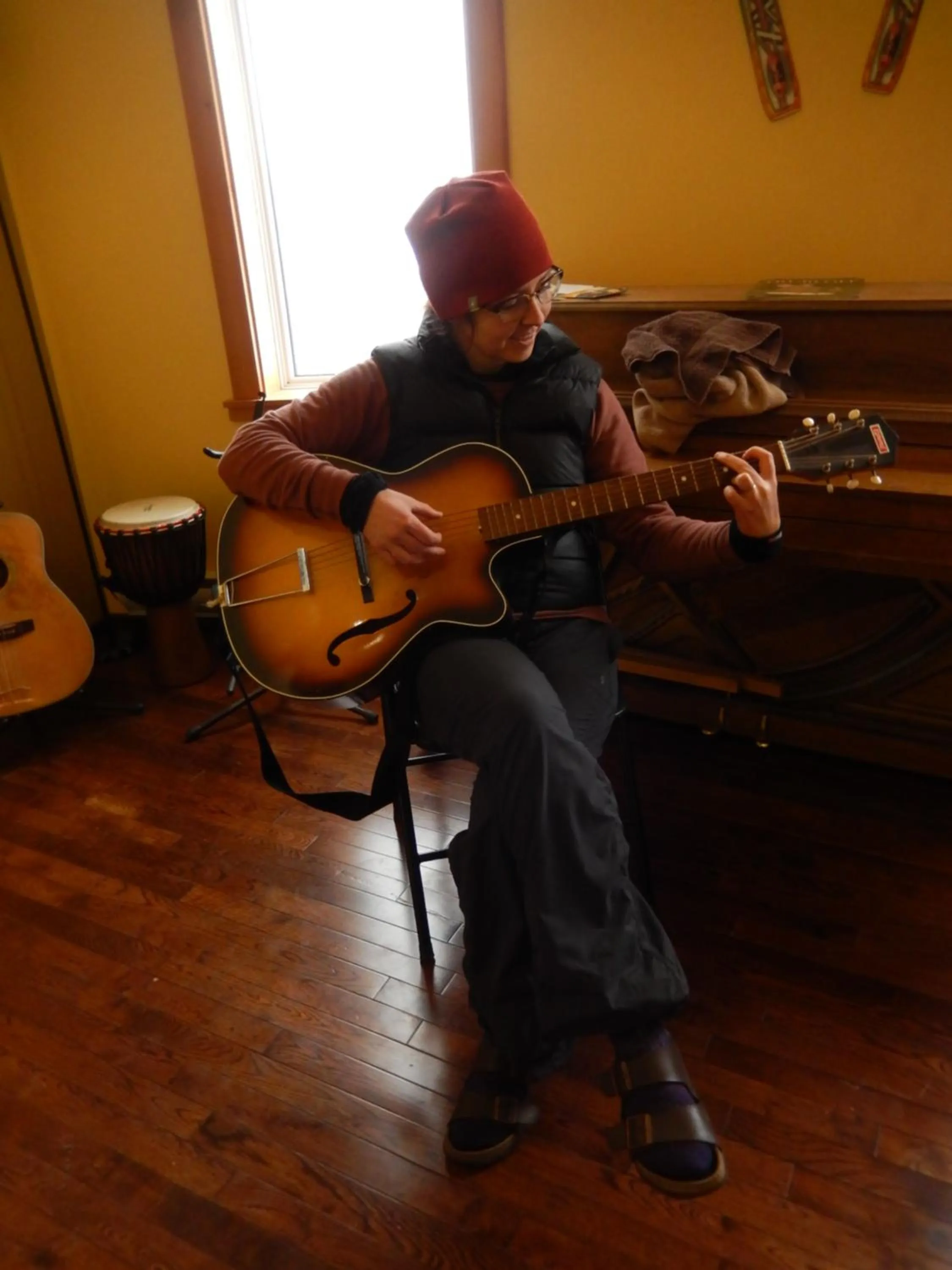Communal lounge/ TV room in Wanderer's Inn Backpackers Hostel