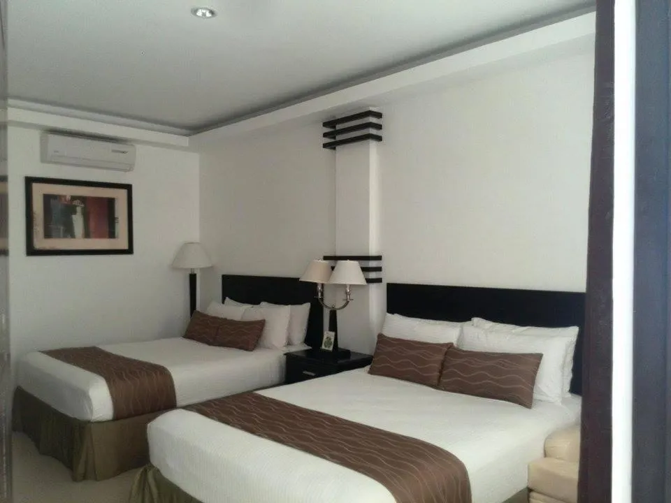 Photo of the whole room, Bed in Chateau De Boracay