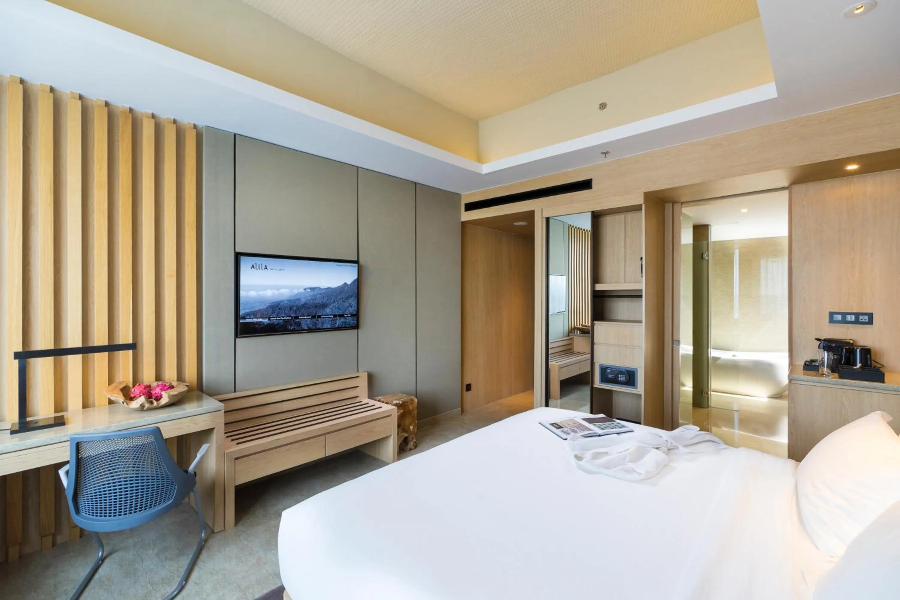 Photo of the whole room, Bed in Alila Solo