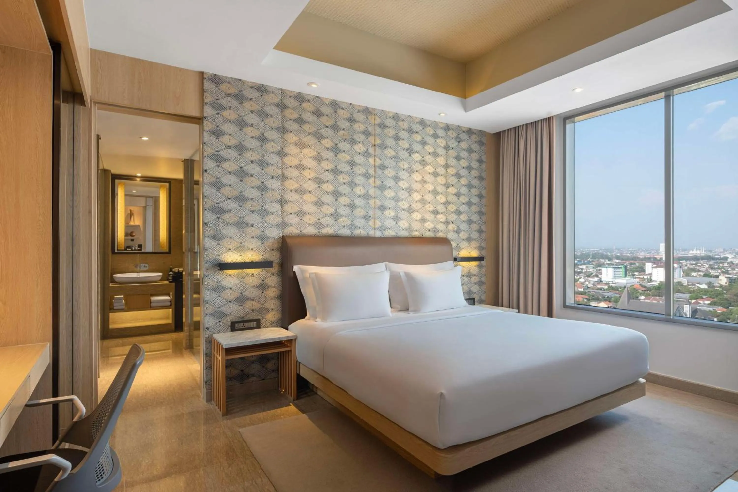 Photo of the whole room, Bed in Alila Solo