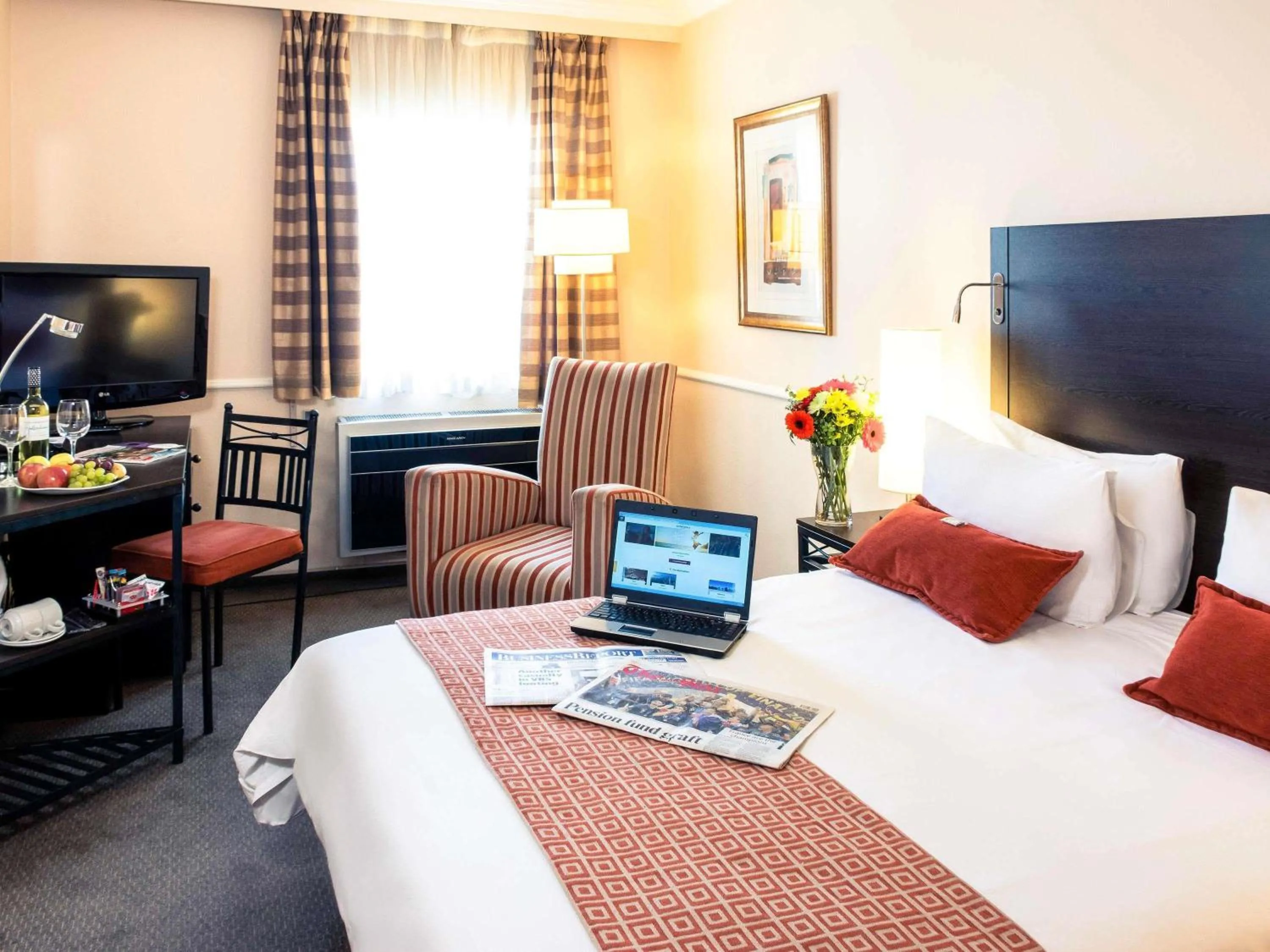 Bedroom, Bed in Mercure Johannesburg Midrand