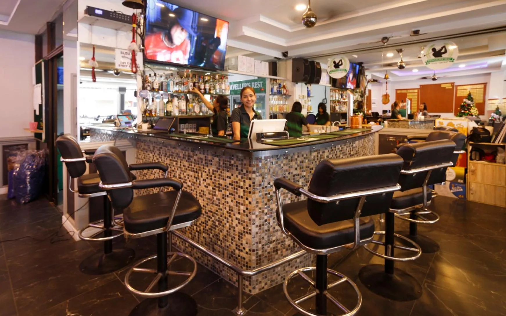 Communal lounge/ TV room in Traveller's Rest Sports Bar