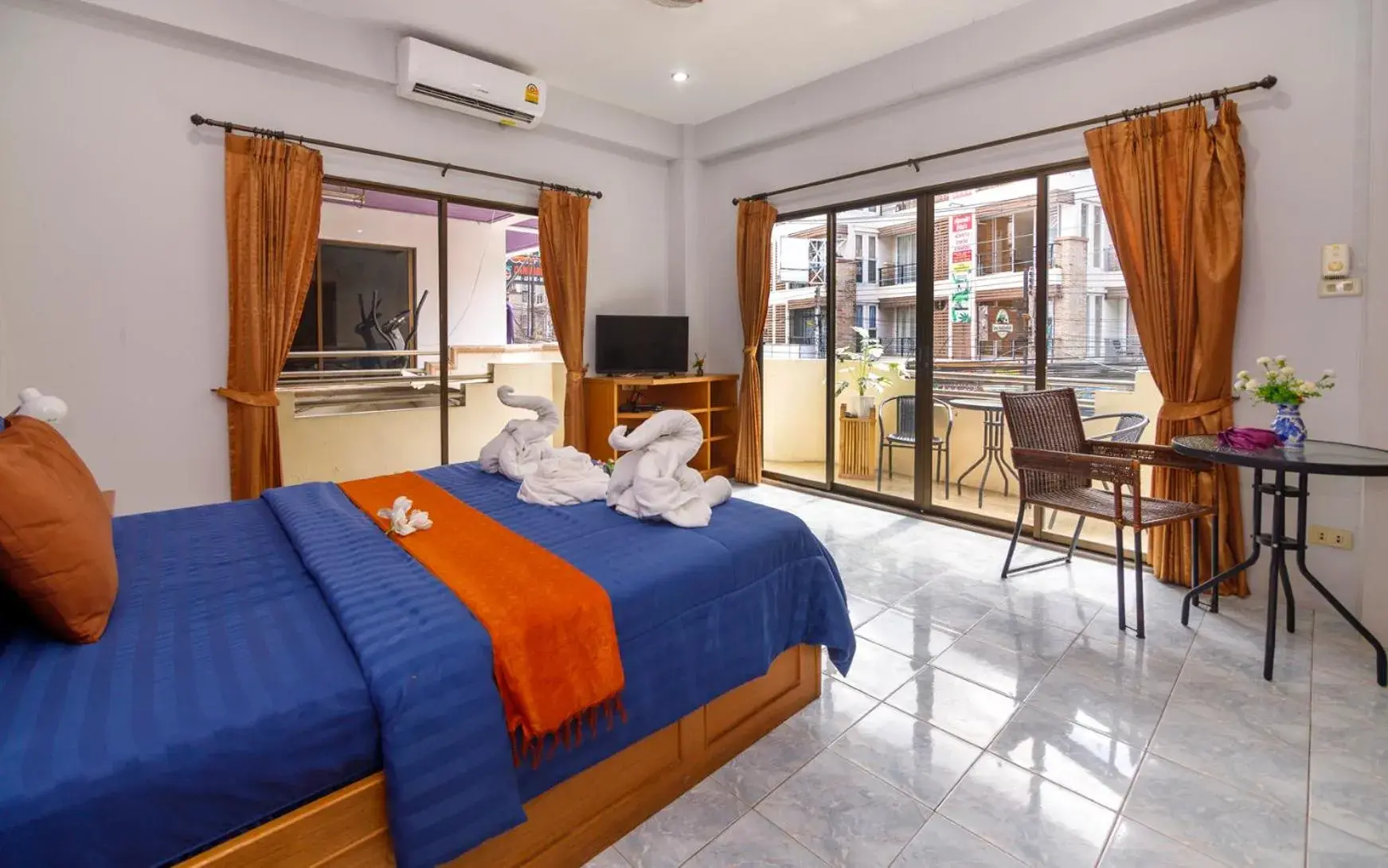 Deluxe Double Room with Balcony in Traveller's Rest Sports Bar Deluxe Double Room with Balcony in Traveller's Rest Sports Bar