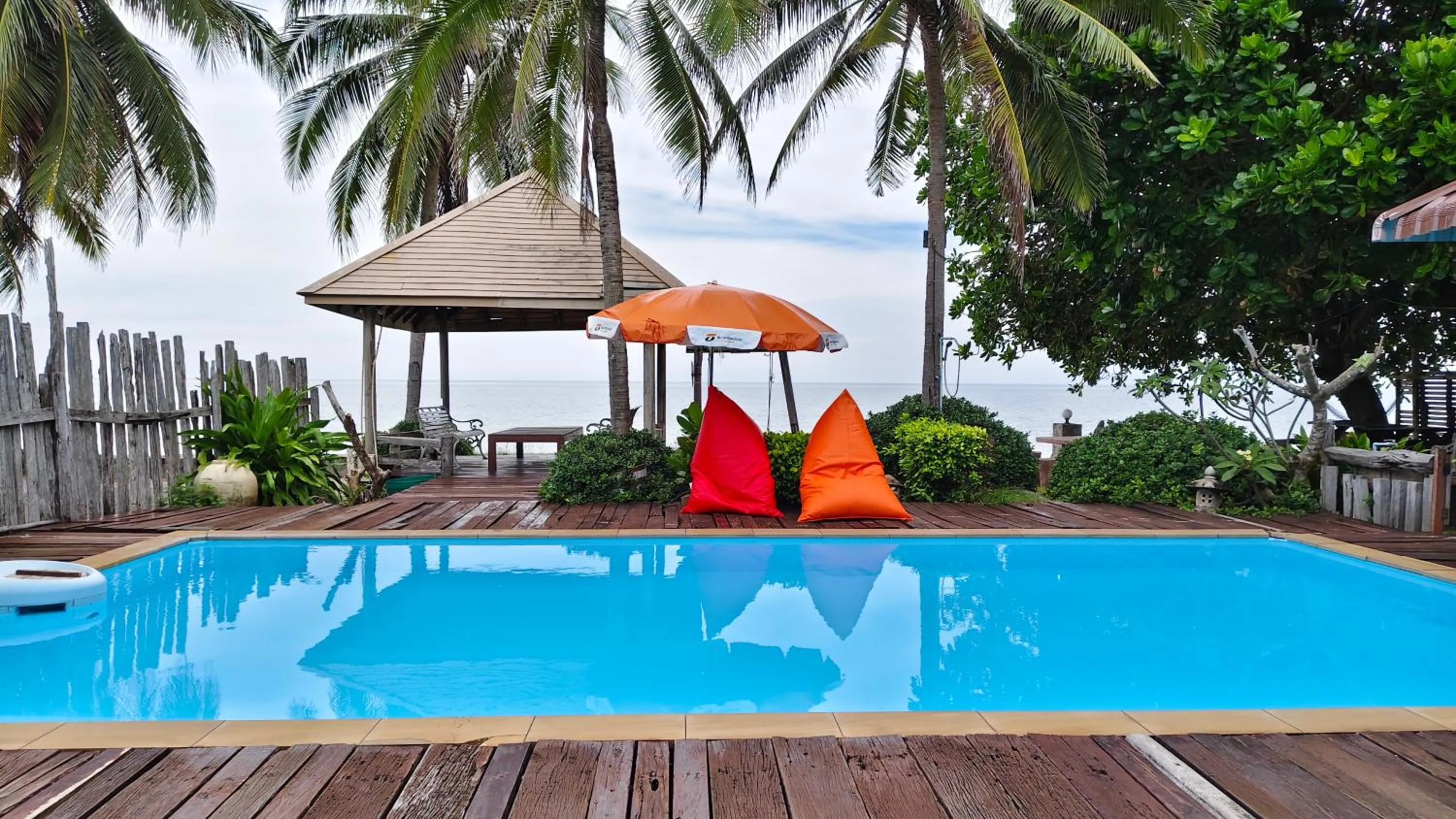 Swimming pool in Baan Toom Village and Resort