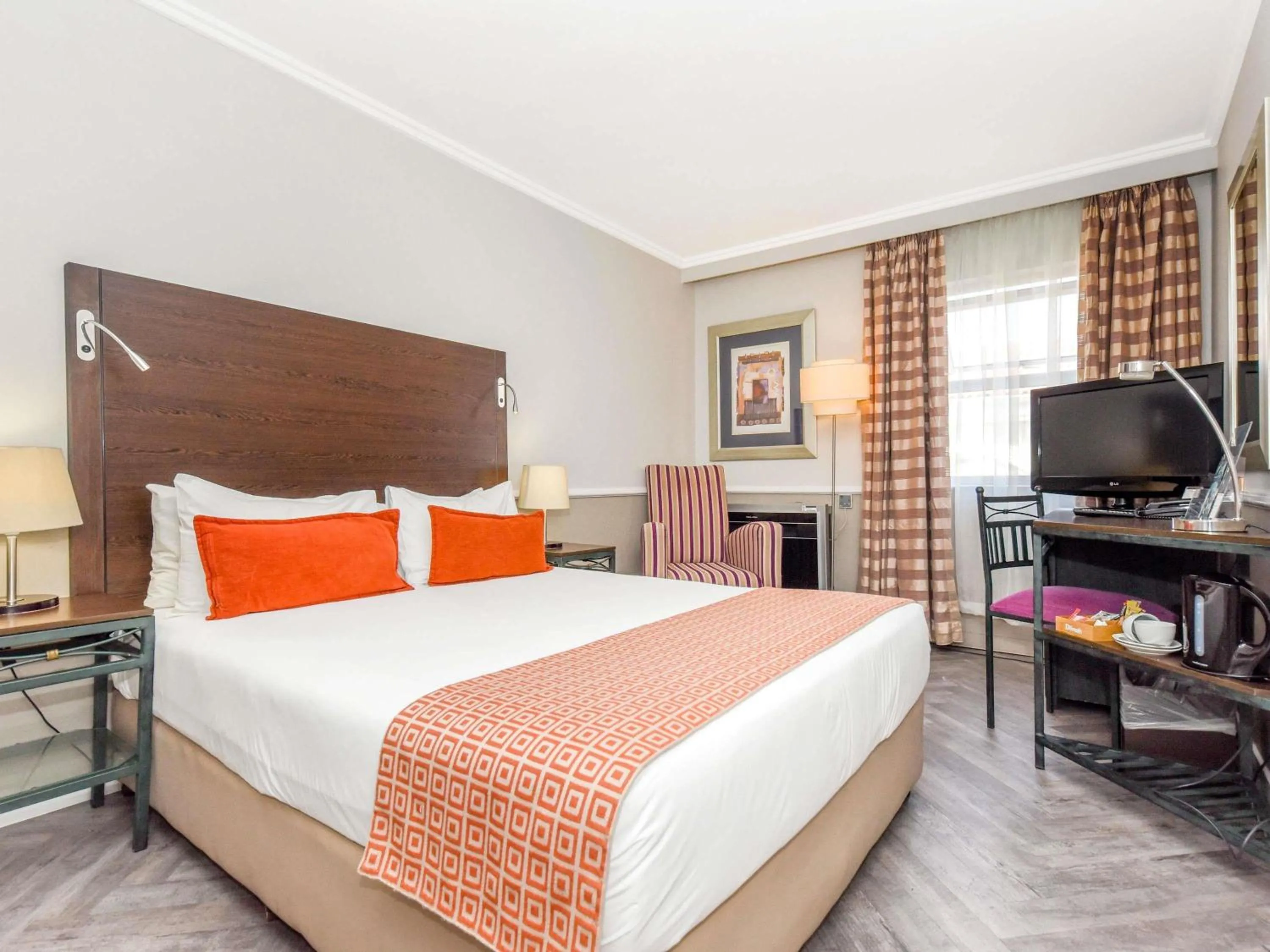 Bedroom, Bed in Mercure Johannesburg Randburg