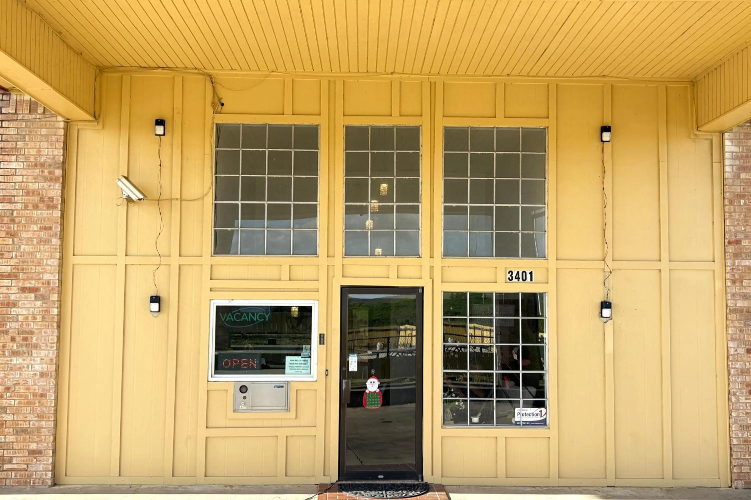 Facade/entrance in Chaparral Motel Victoria TX, Hwy 59