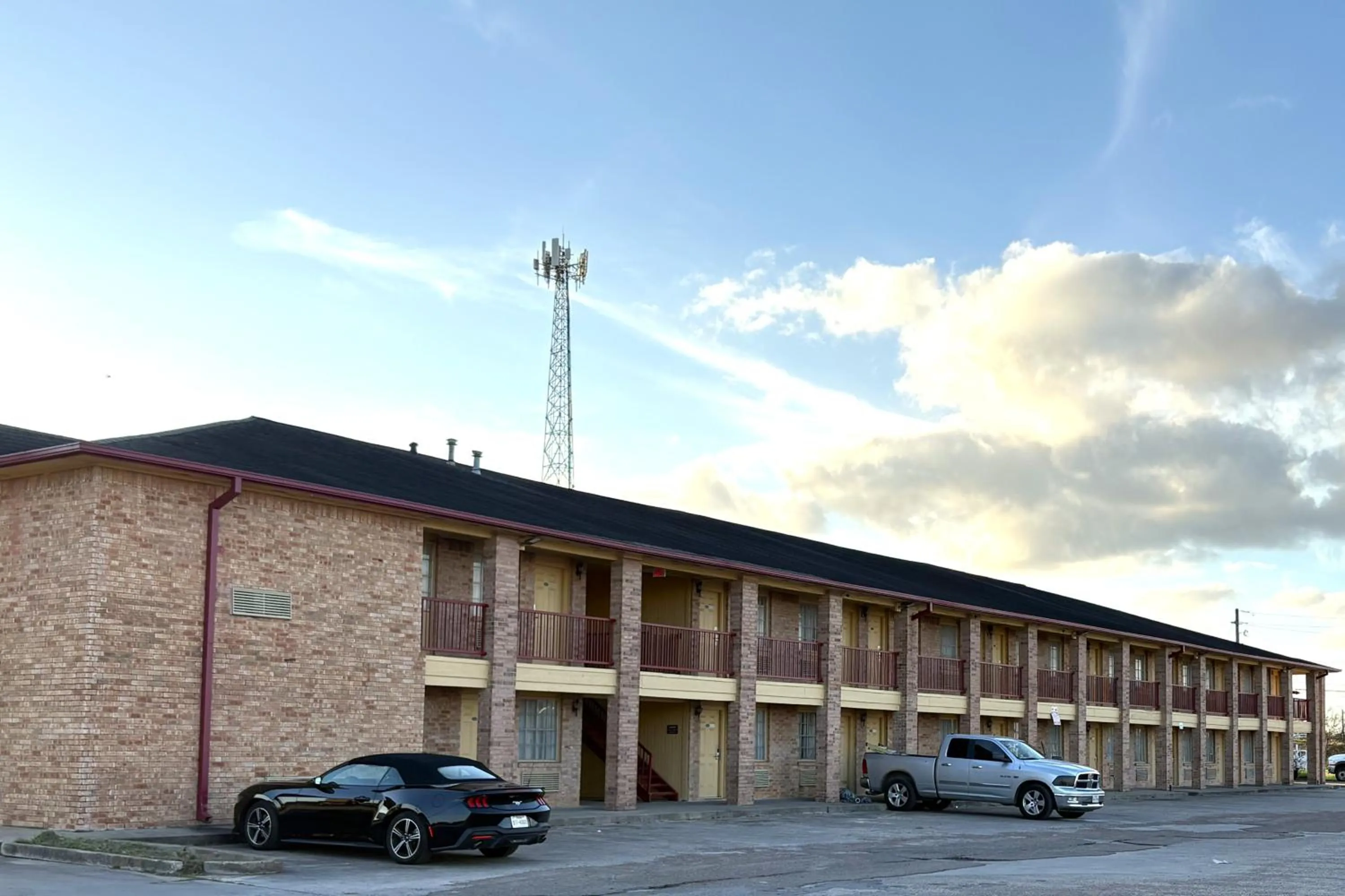 Parking in Chaparral Motel Victoria TX, Hwy 59