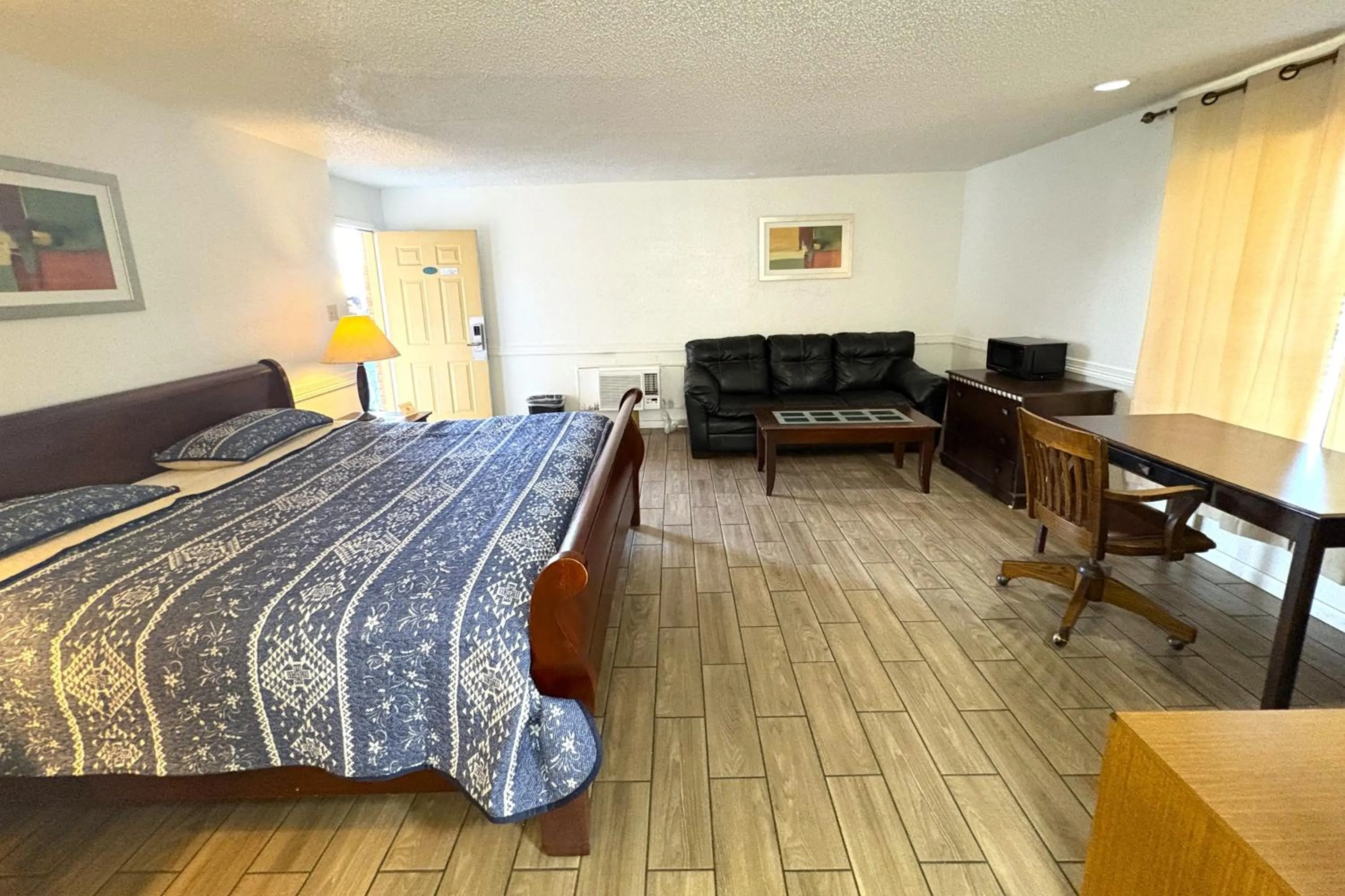 Bedroom, Bed in Chaparral Motel Victoria TX, Hwy 59