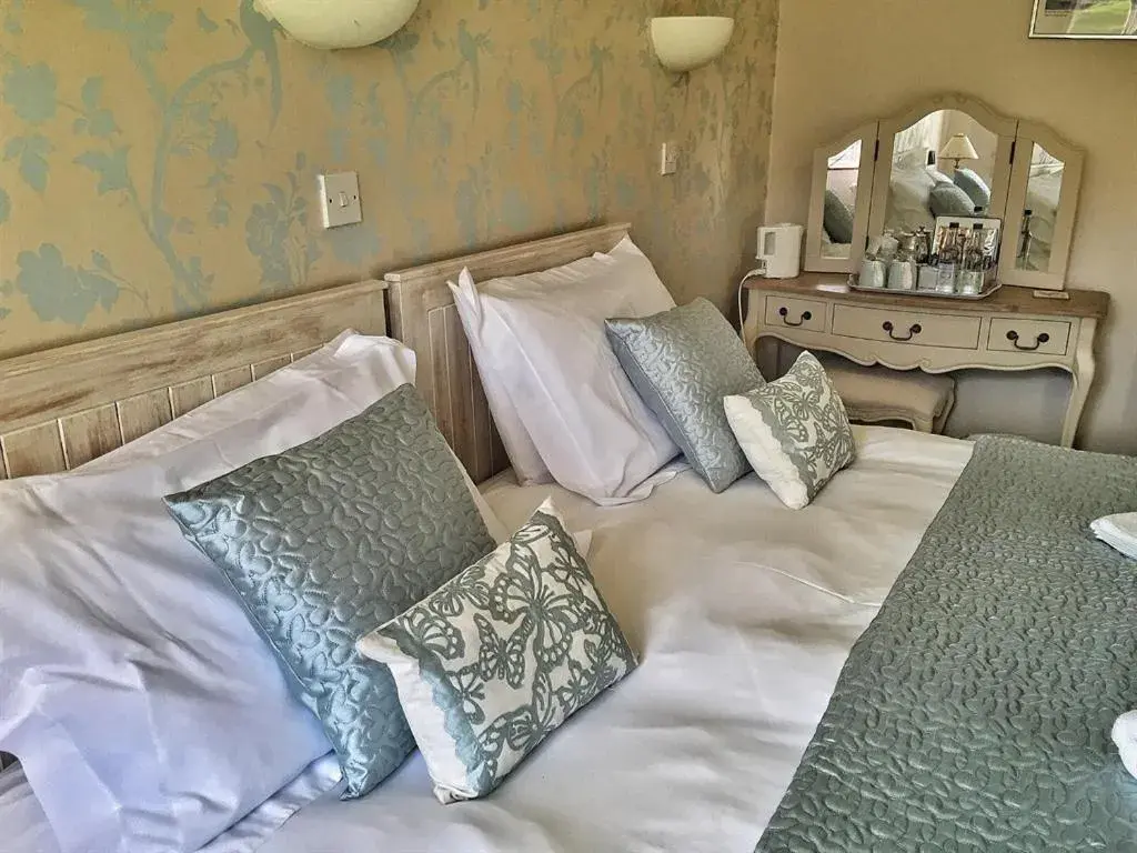 Double Room with Private Bathroom - single occupancy in The Hand at Llanarmon Double Room with Private Bathroom - single occupancy in The Hand at Llanarmon