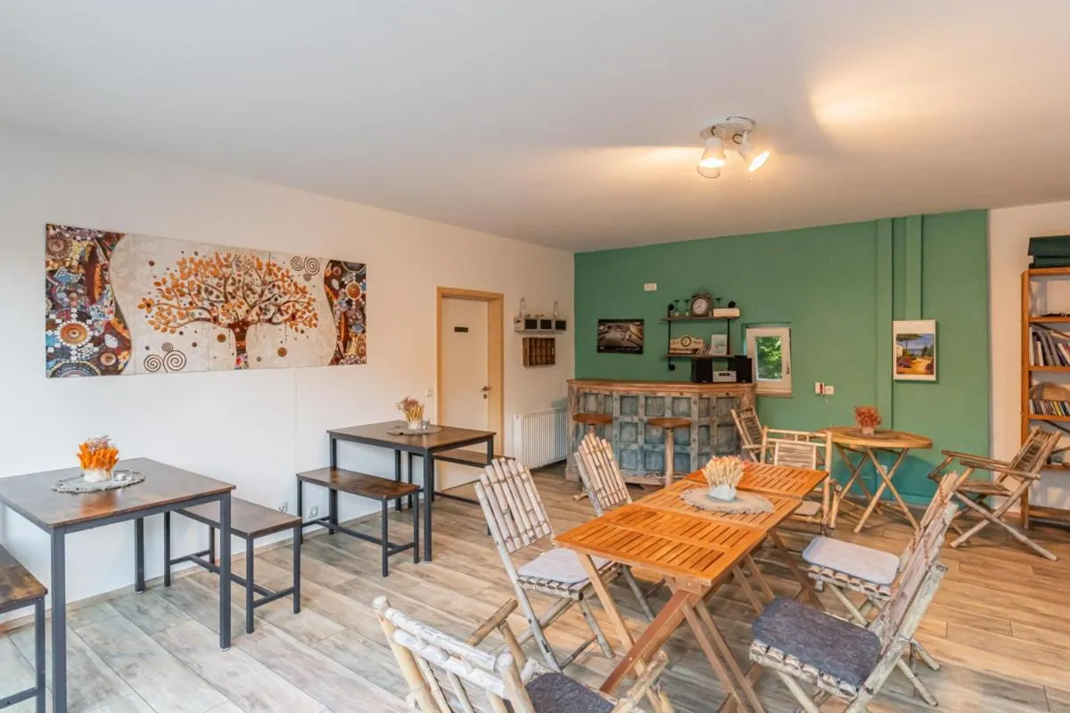 Dining area in Baumhaushotel Oberbayern