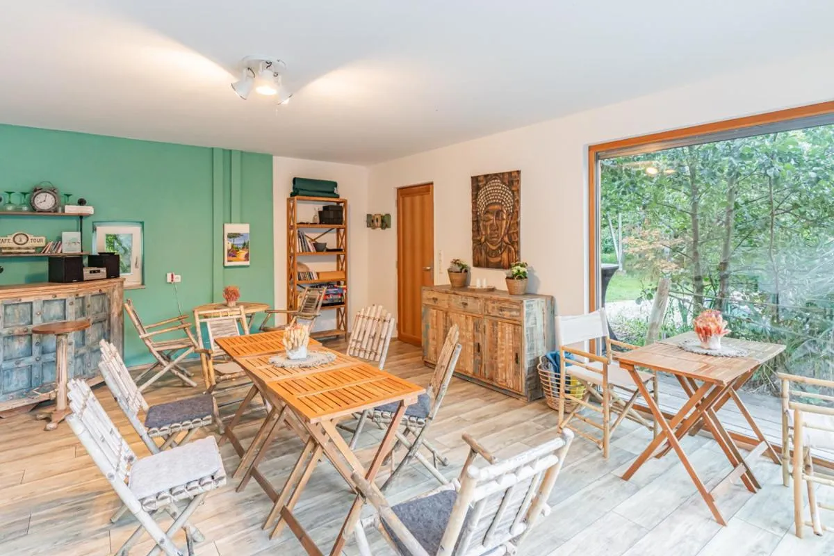 Dining area in Baumhaushotel Oberbayern