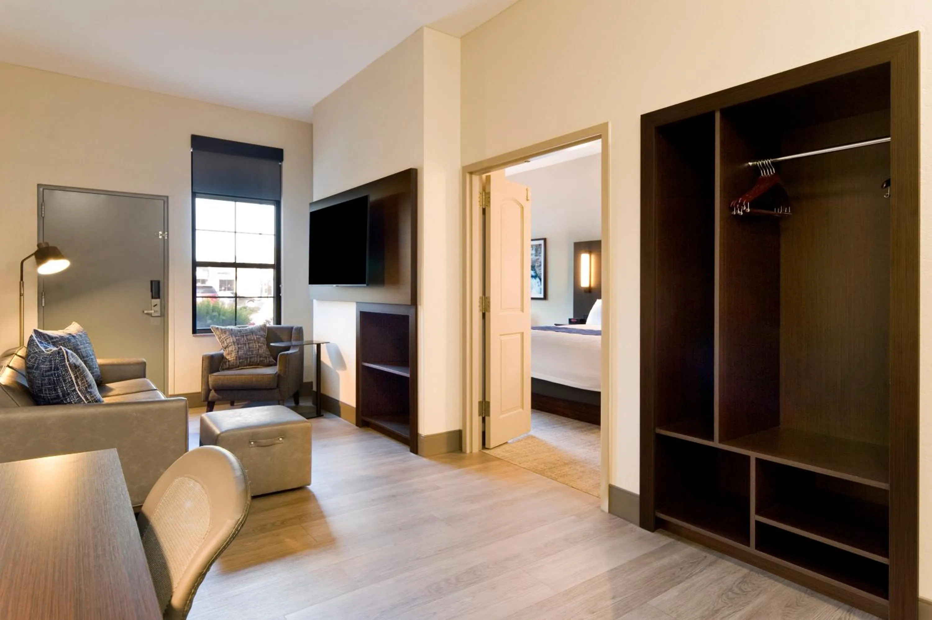 Living room, Bed in ClubHouse Hotel Sioux Falls