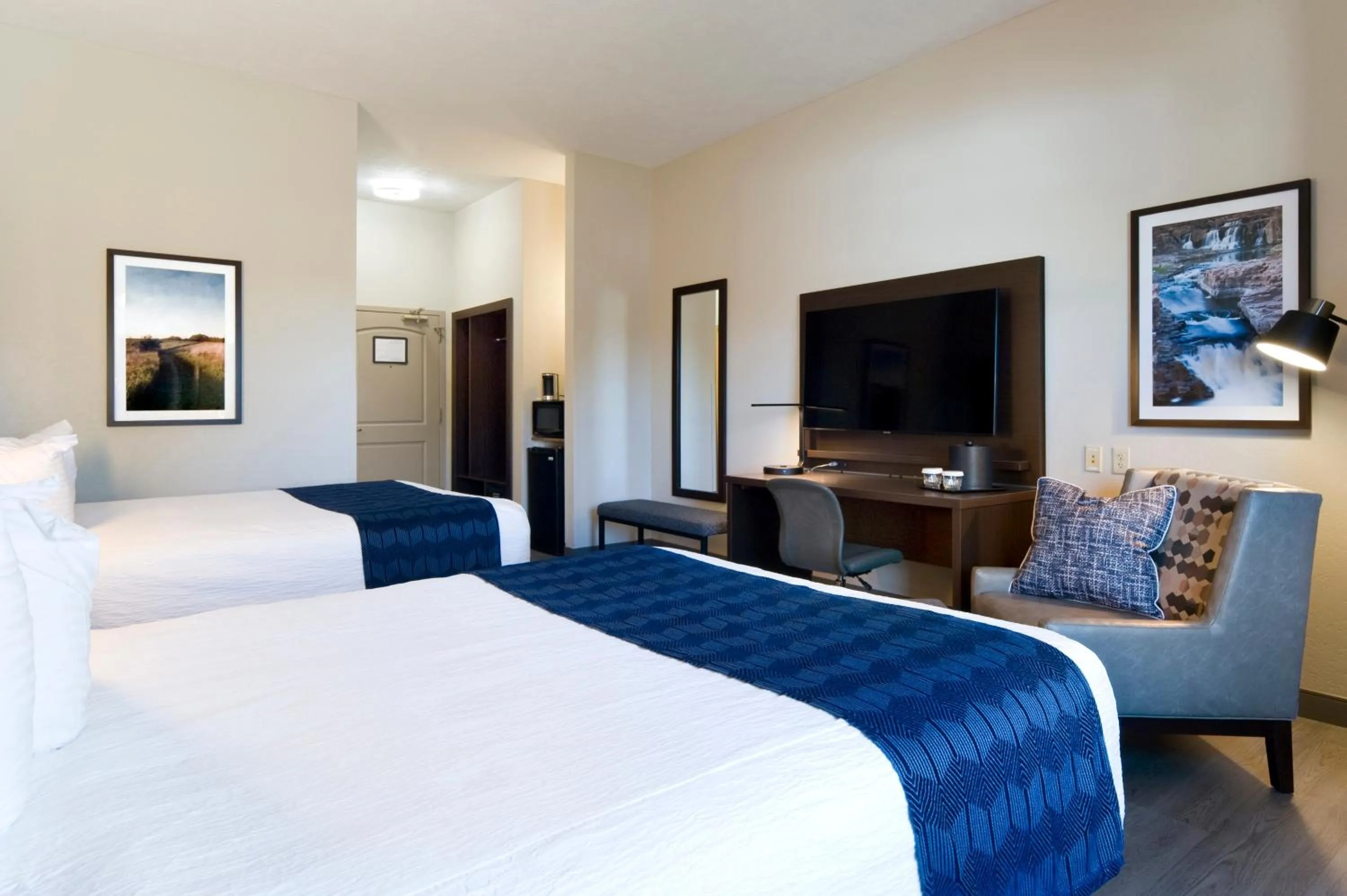 Photo of the whole room, Bed in ClubHouse Hotel Sioux Falls