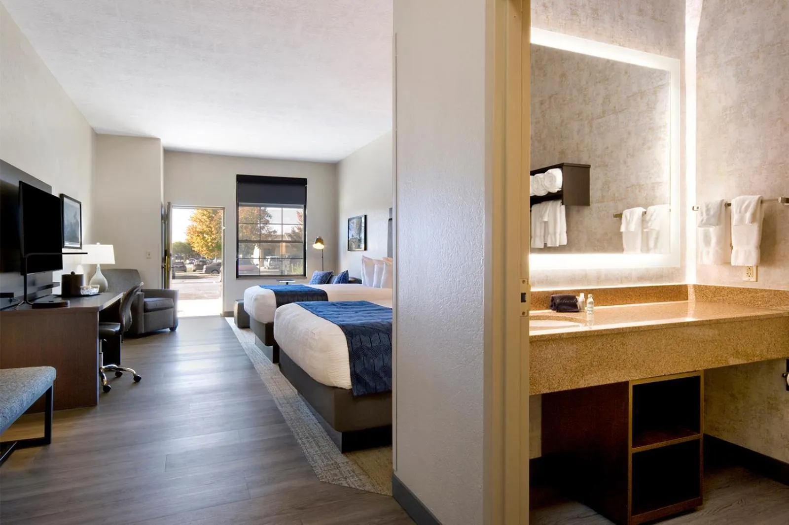 Bedroom, Bed in ClubHouse Hotel Sioux Falls