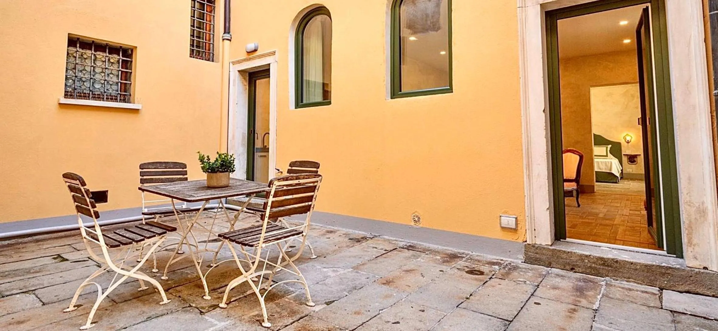 Patio in Palazzo Mantua Benavides Suites & Apartments