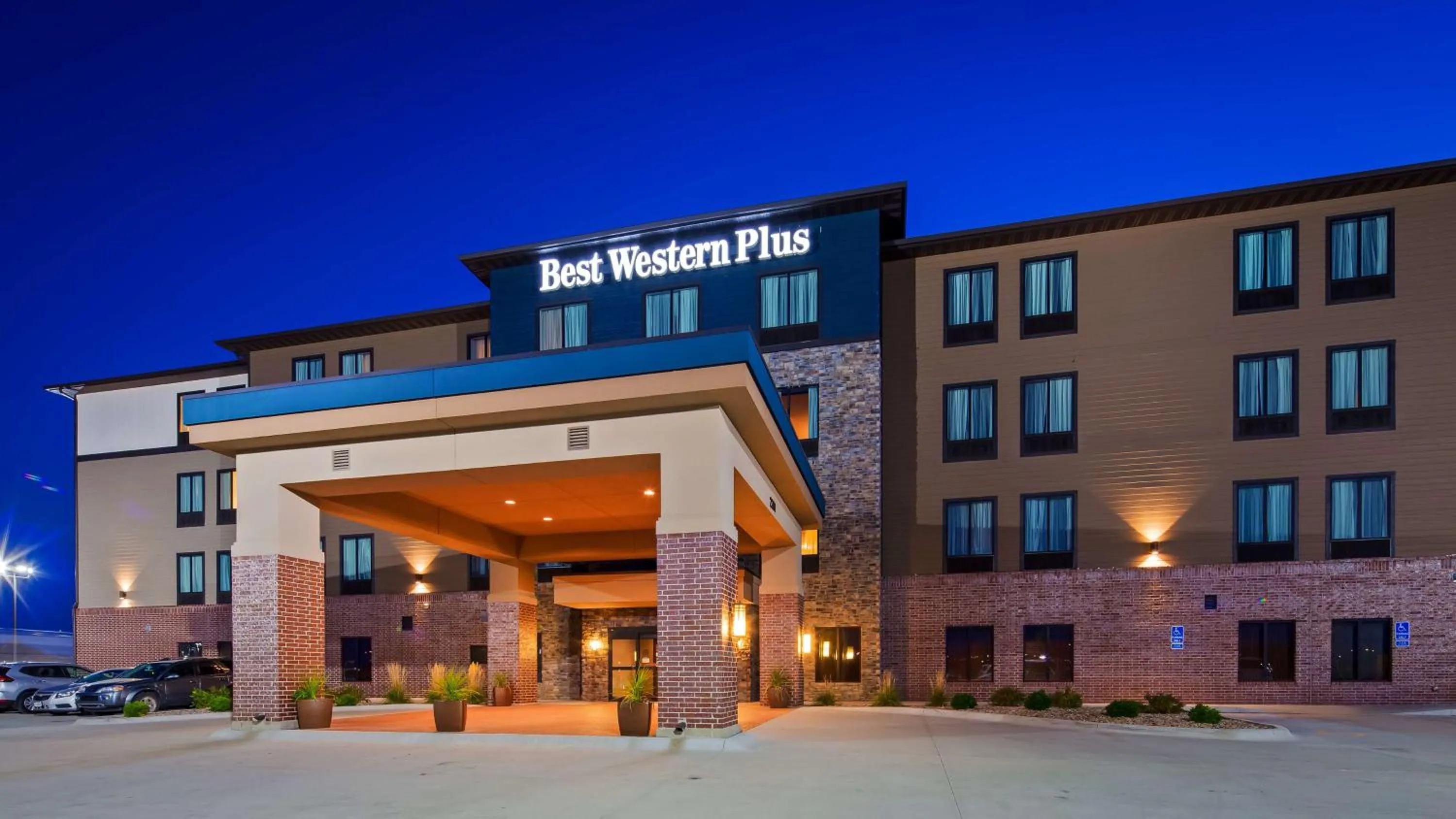 Property building in Best Western Plus Lincoln Inn & Suites