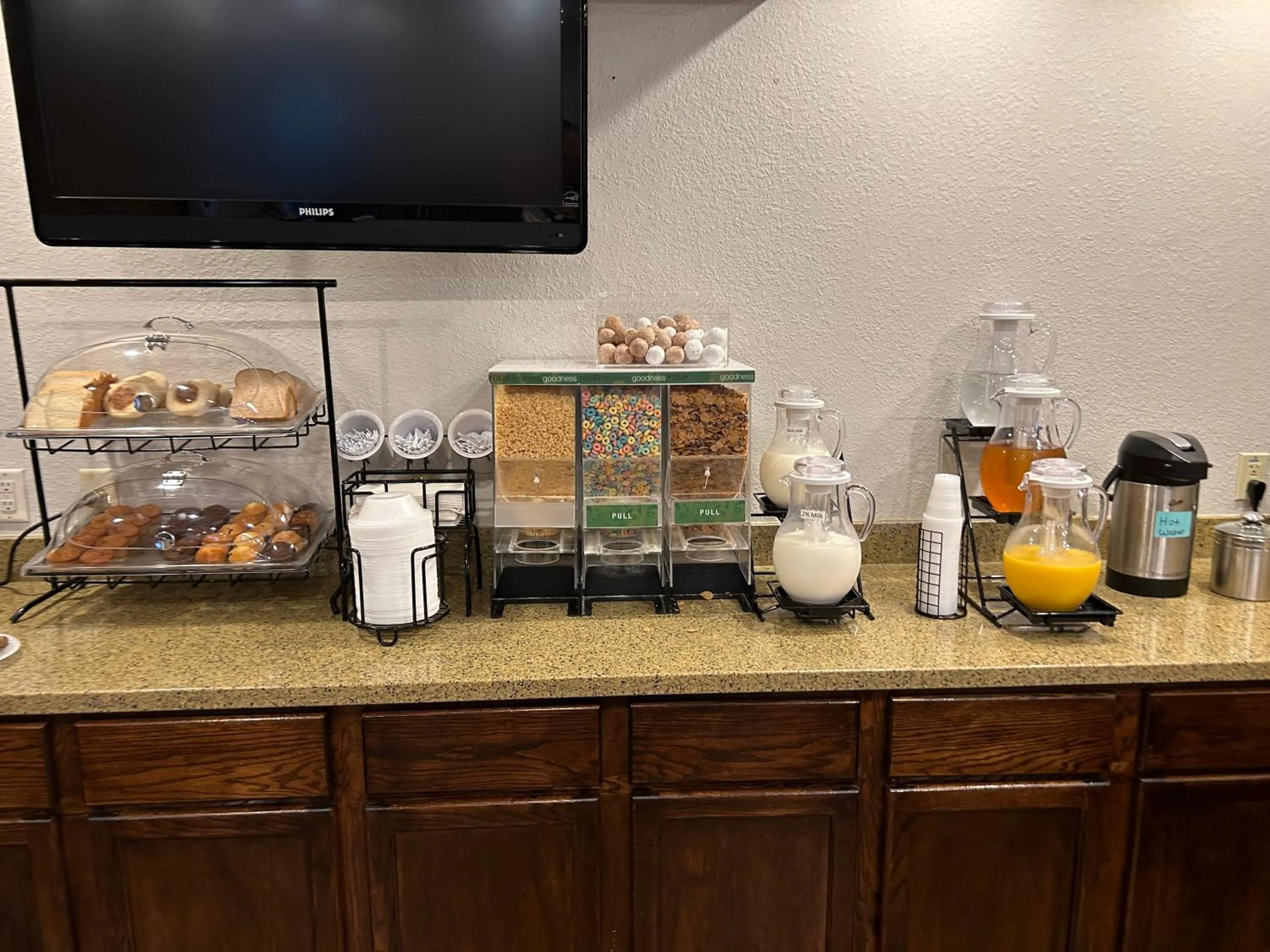 Buffet breakfast in Boarders Inn & Suites by Cobblestone Hotels - Munising