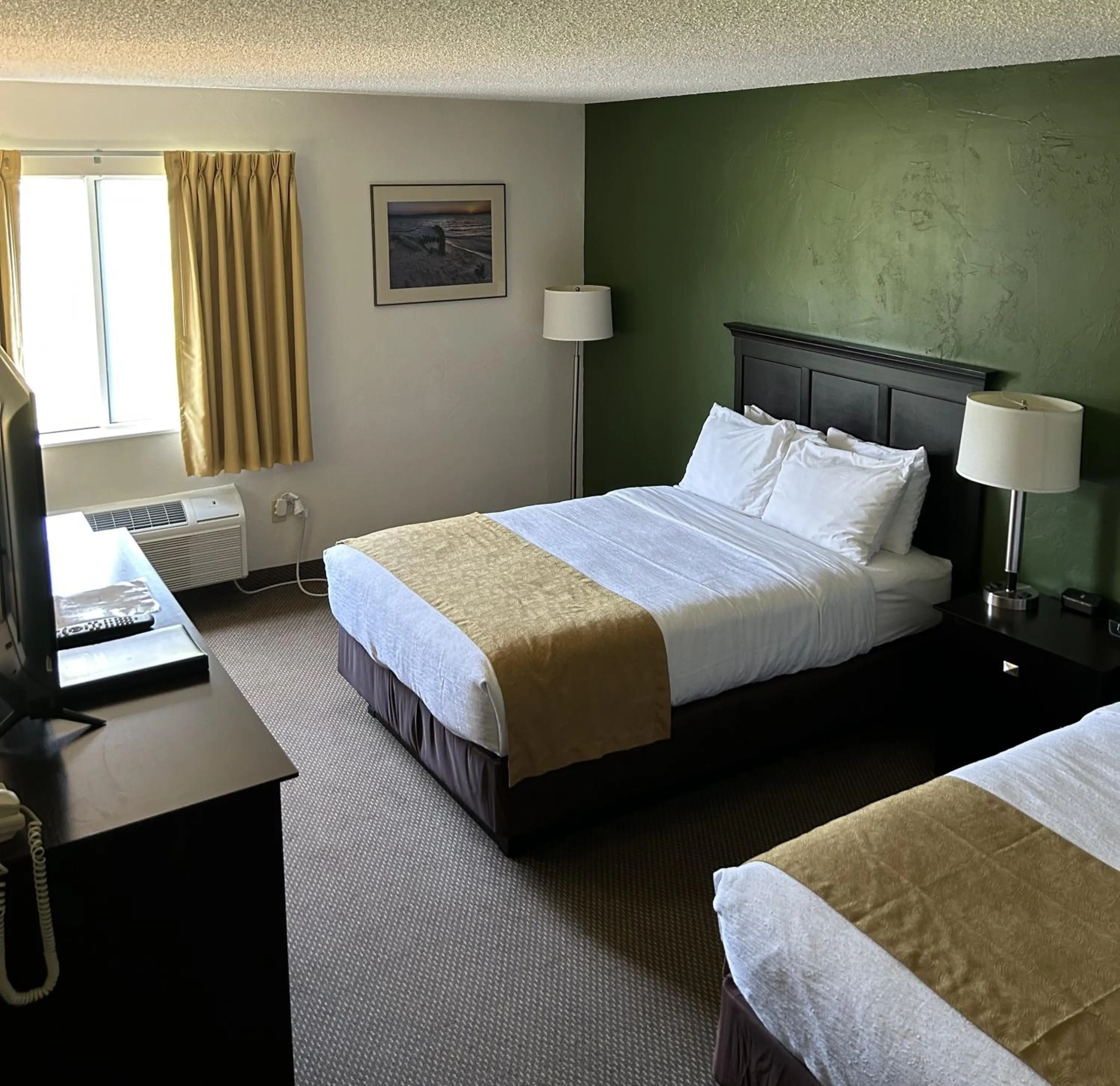 Bed in Boarders Inn & Suites by Cobblestone Hotels - Munising