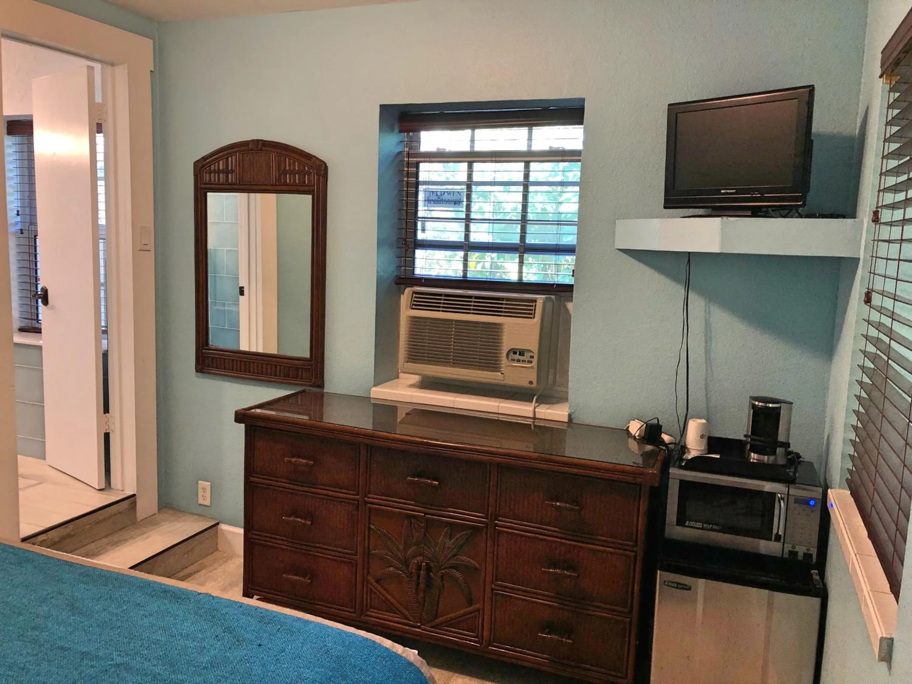 TV and multimedia, Bed in The Pelican Key Largo Cottages