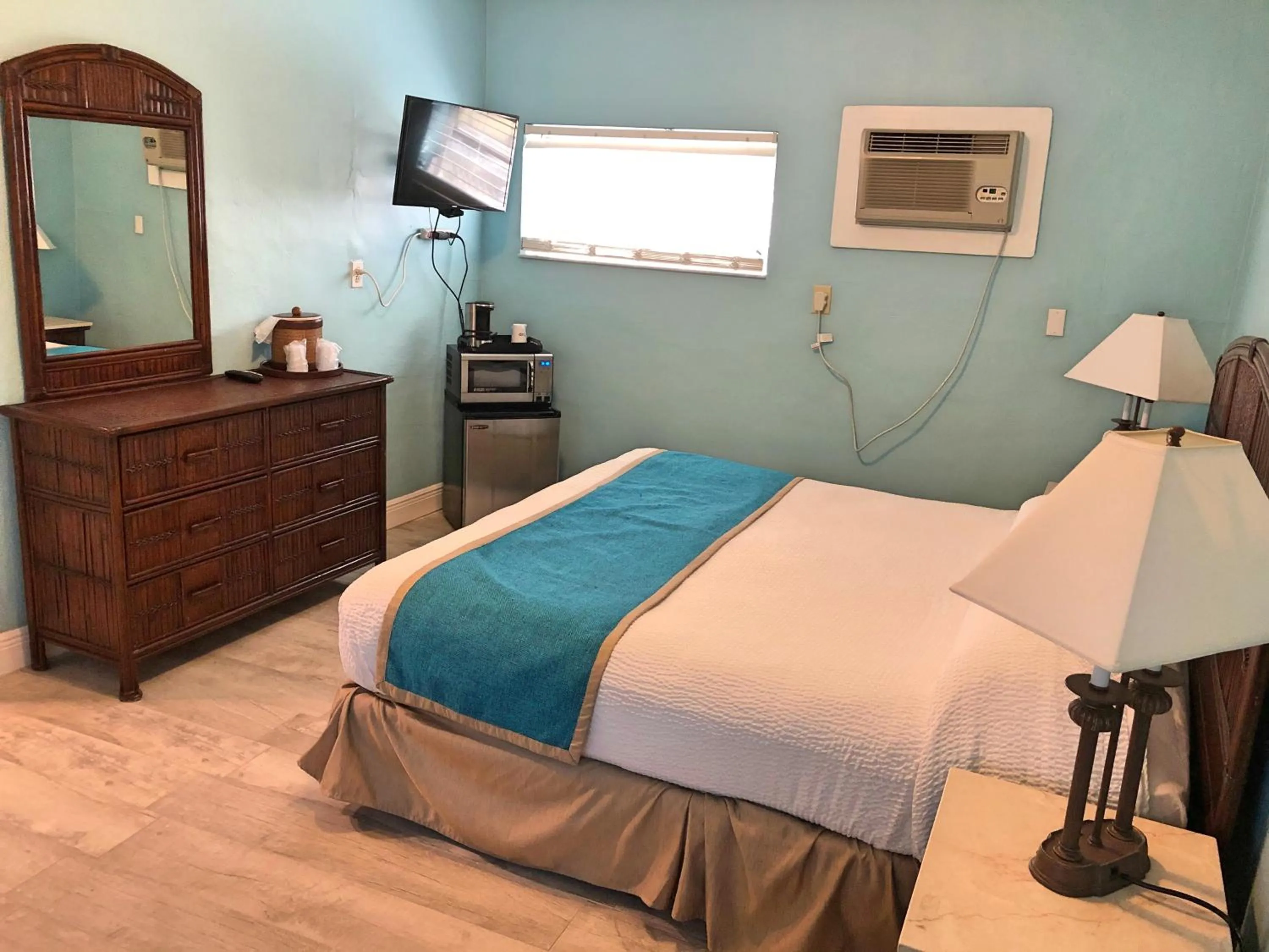 Bed in The Pelican Key Largo Cottages