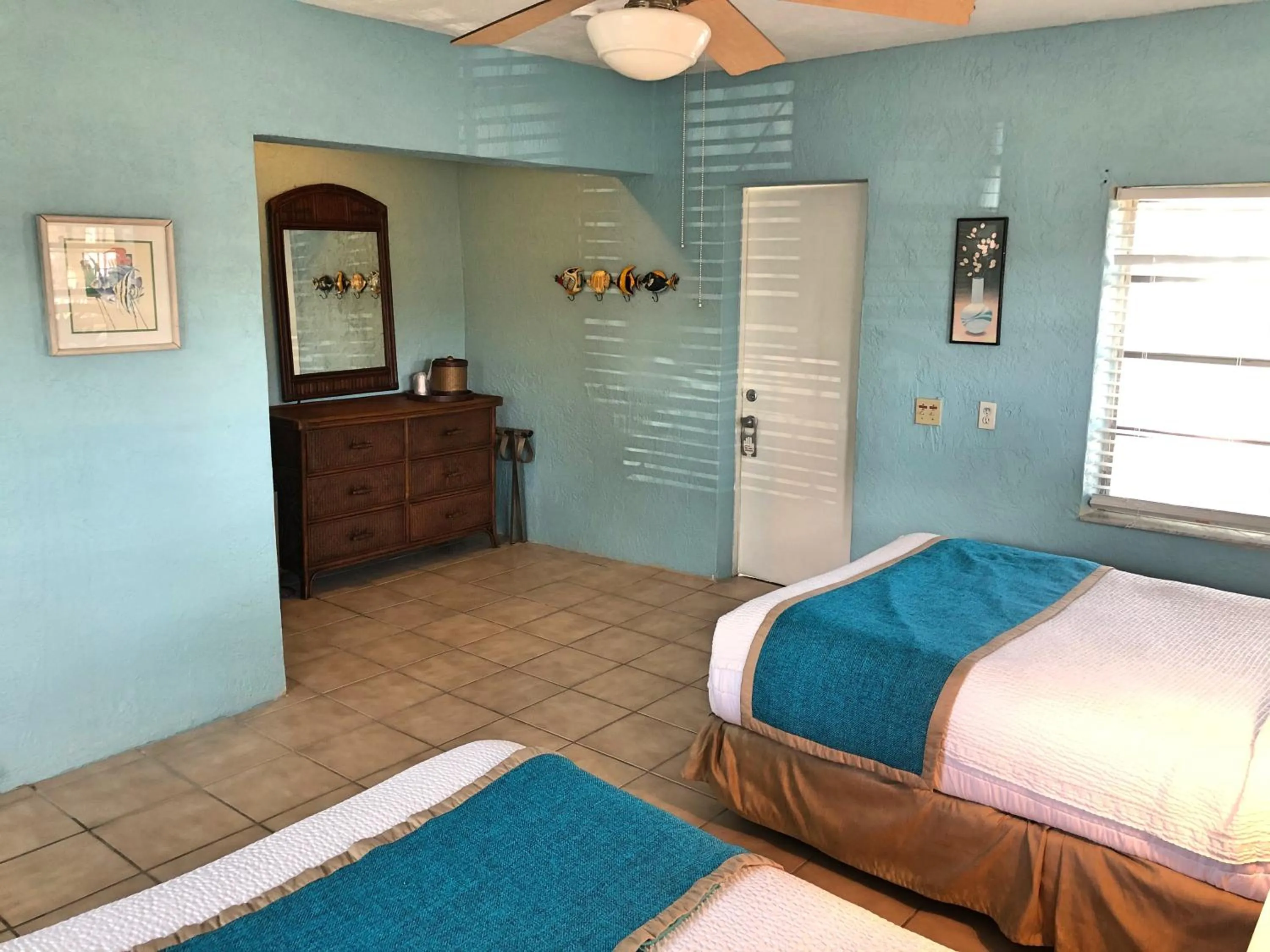 Photo of the whole room, Bed in The Pelican Key Largo Cottages
