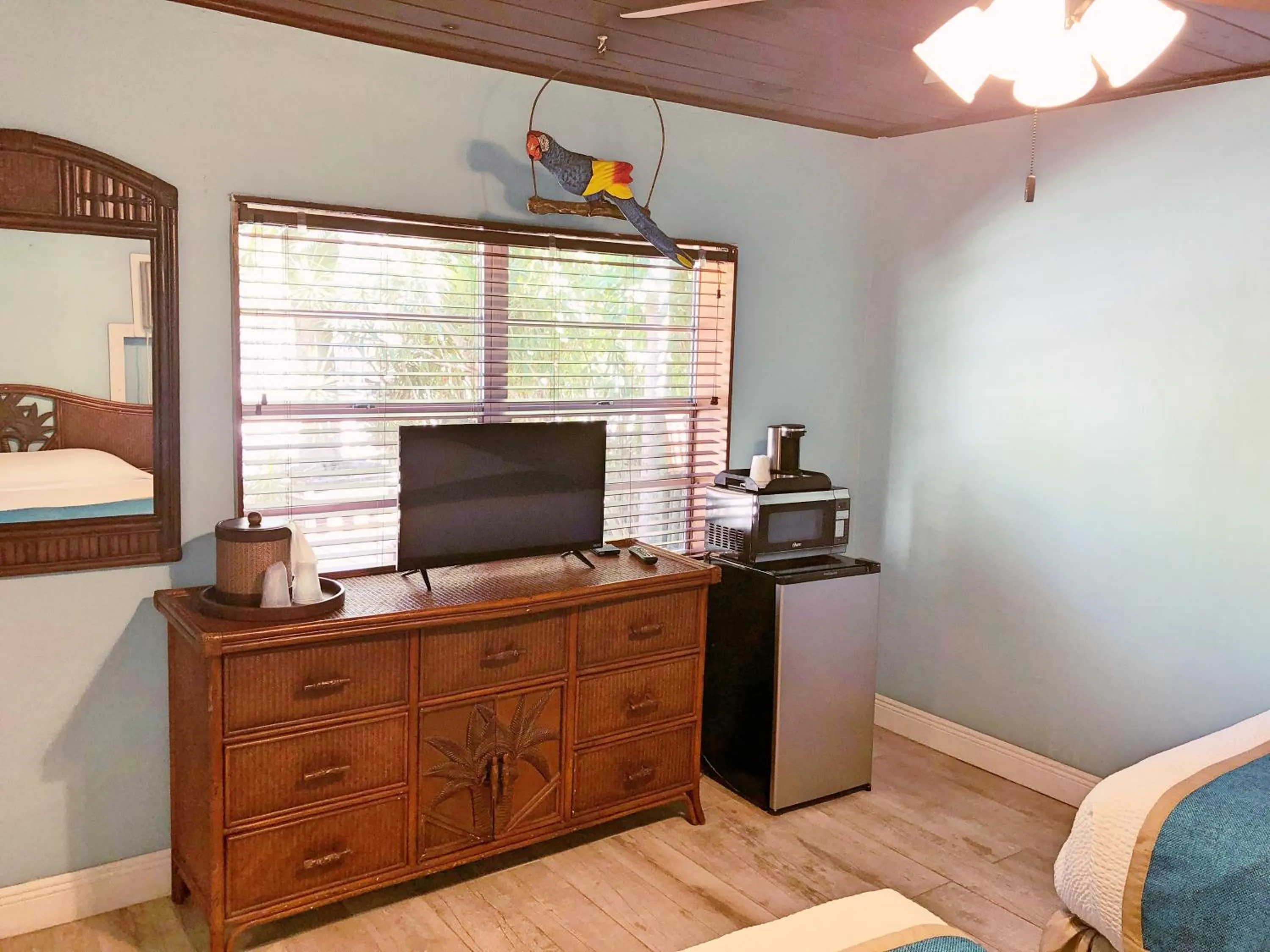 TV and multimedia in The Pelican Key Largo Cottages