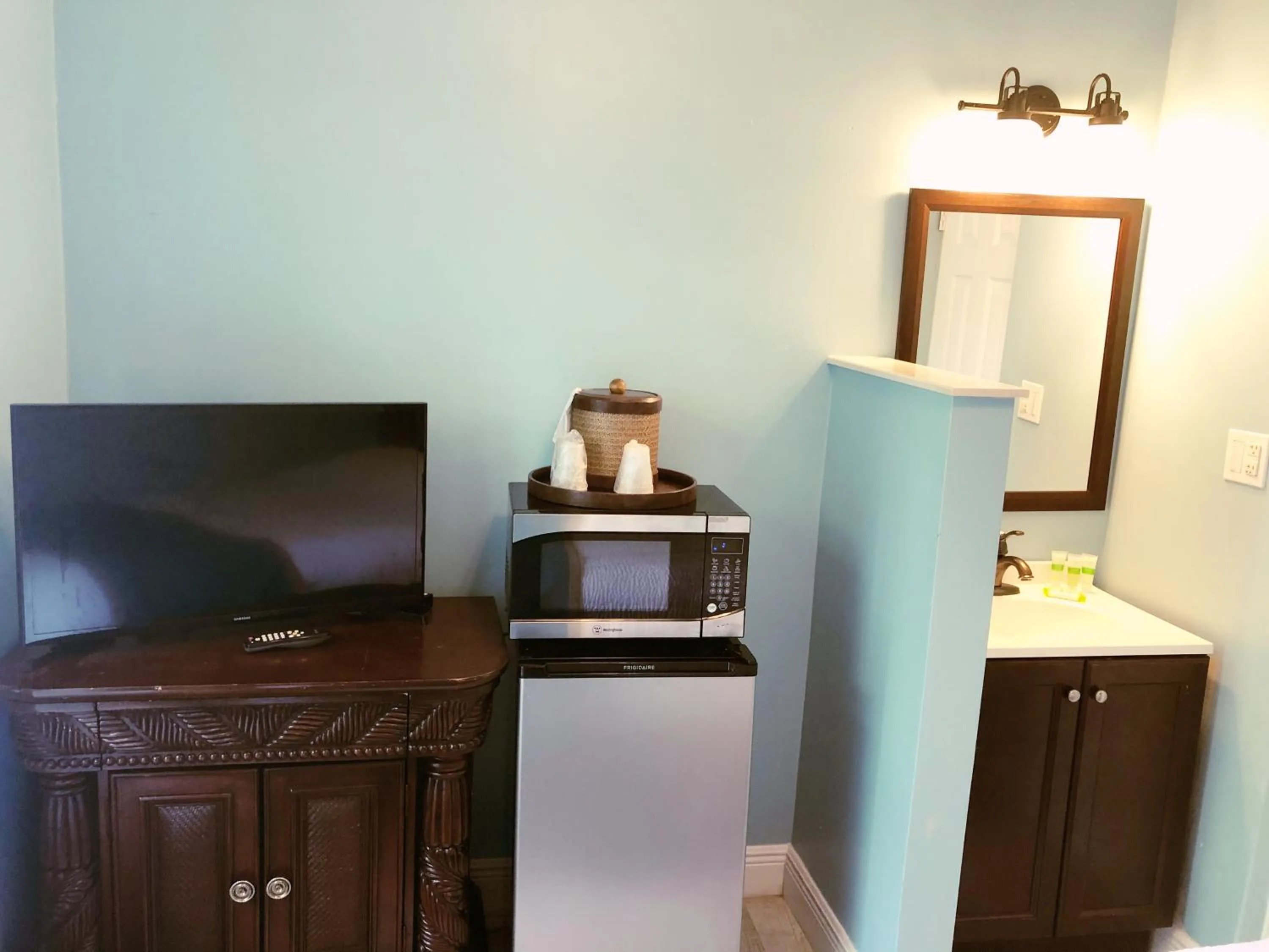 TV and multimedia in The Pelican Key Largo Cottages