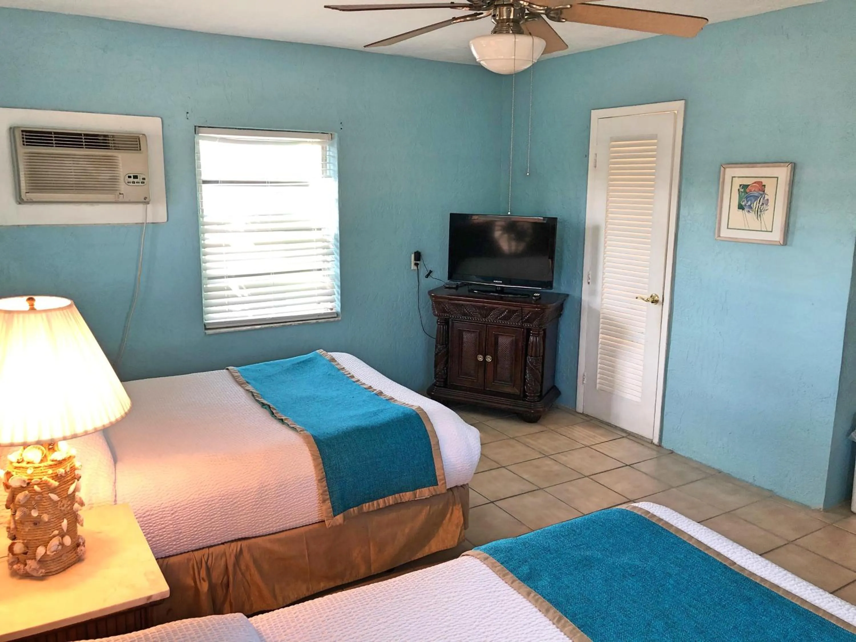 TV and multimedia, Bed in The Pelican Key Largo Cottages