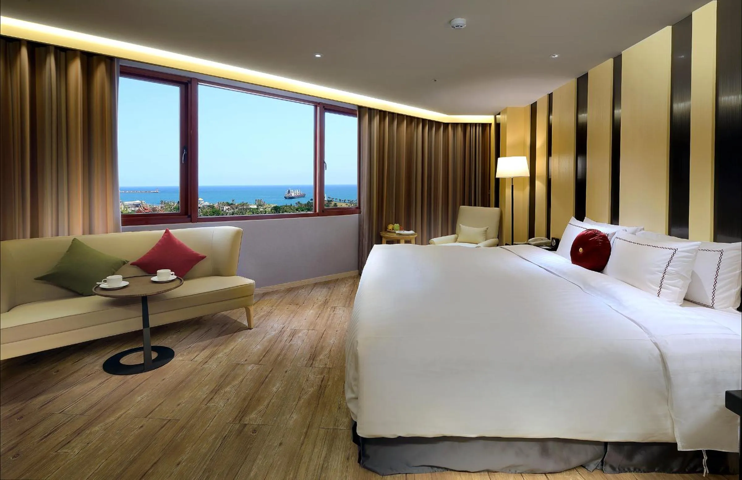 Photo of the whole room, Bed in Shiny Ocean Hotel