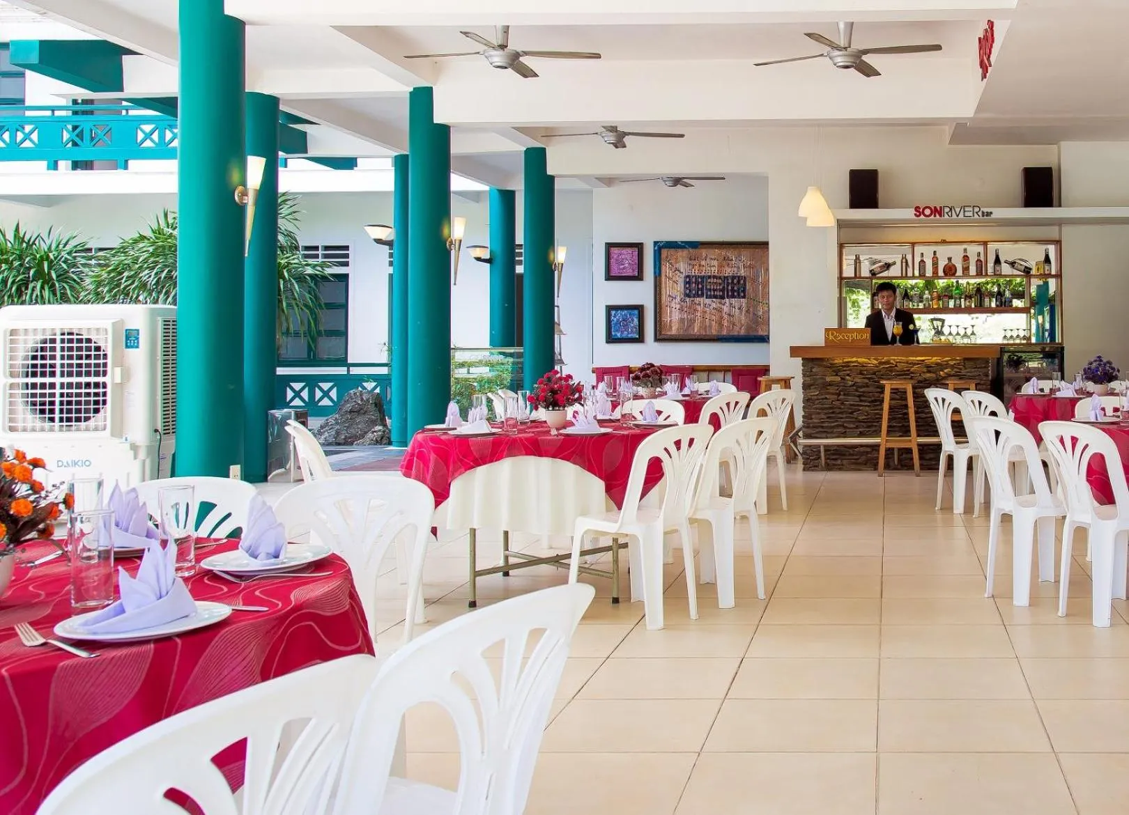Restaurant/places to eat in Sai Gon Phong Nha Hotel
