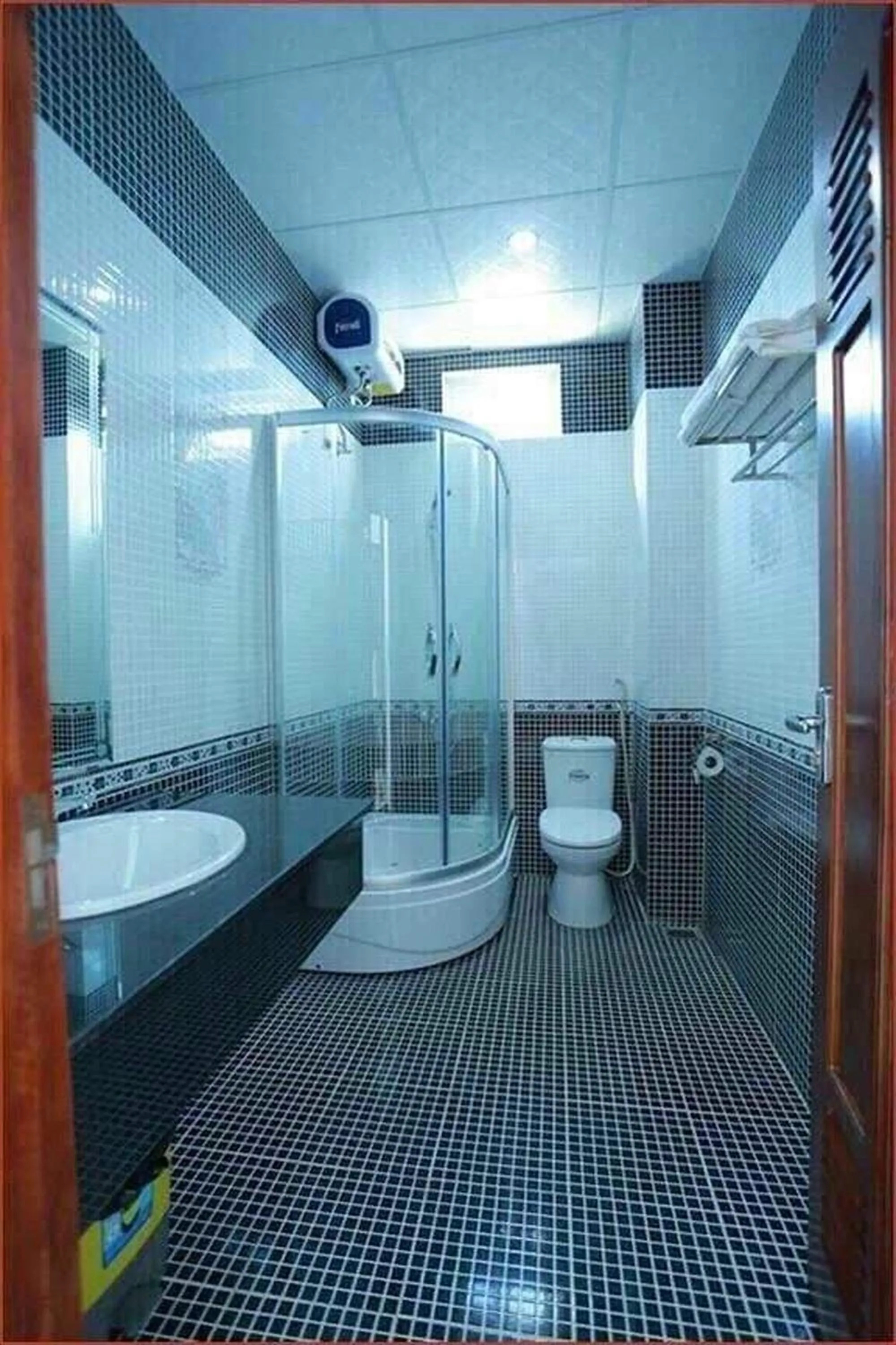 Shower in Tan Truong Son Hotel