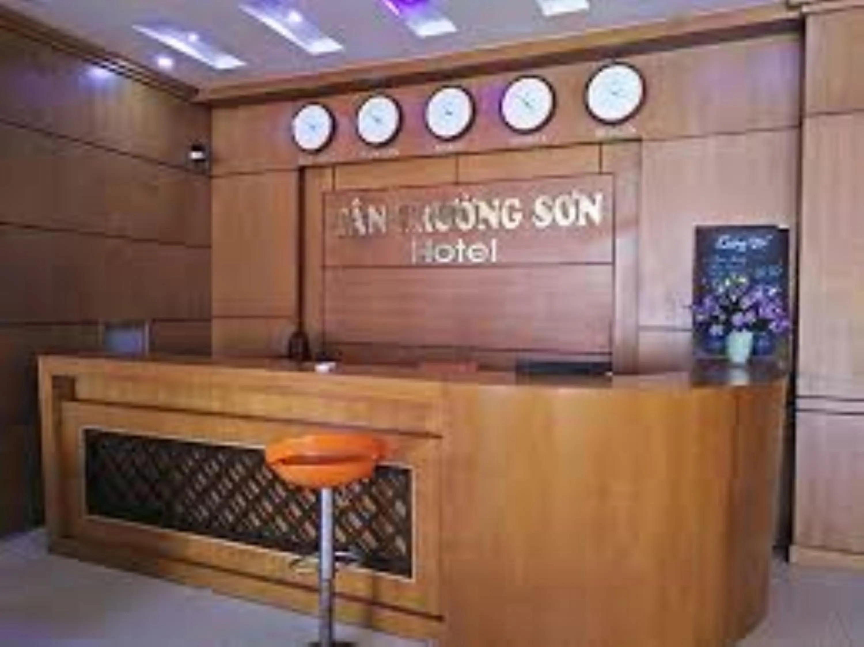 Lobby or reception in Tan Truong Son Hotel