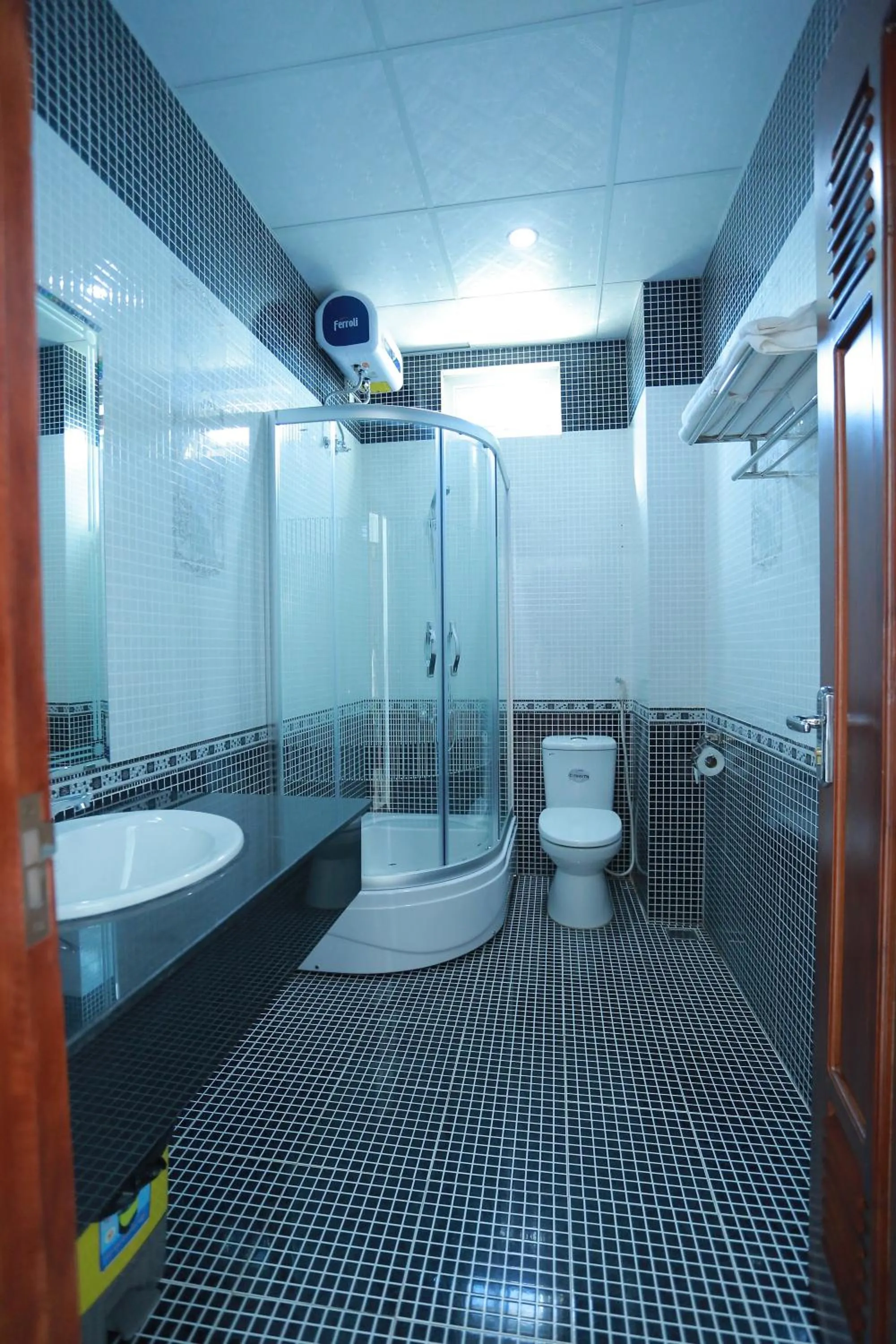 Shower in Tan Truong Son Hotel