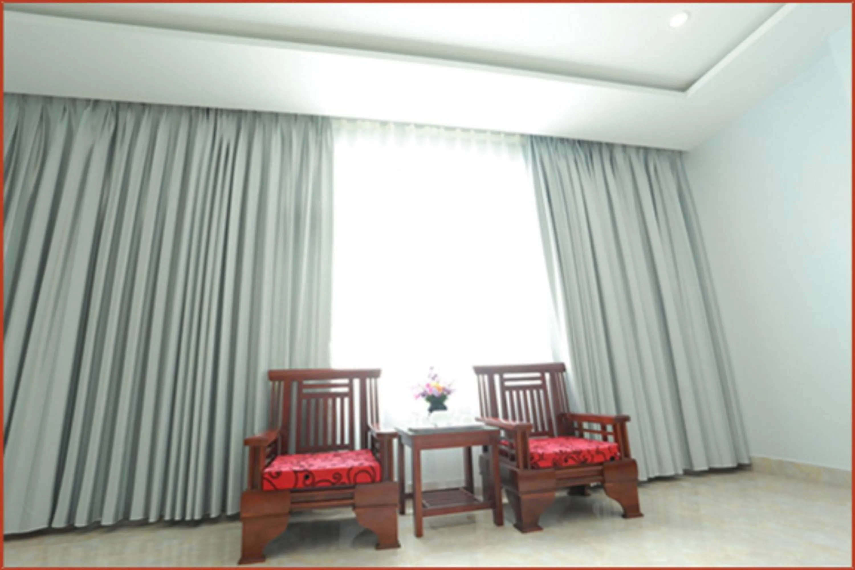 Living room in Tan Truong Son Hotel